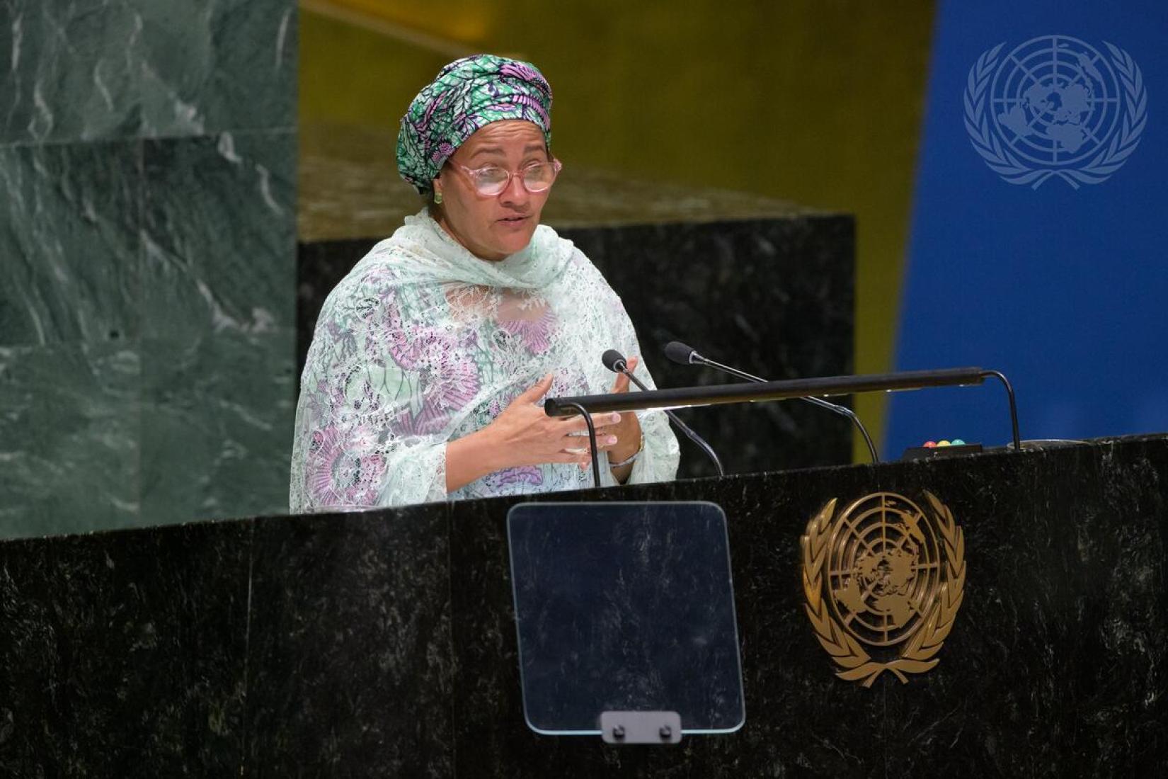 A vice-secretária-geral Amina Mohammed discursa na primeira reunião plenária da 78ª sessão da Assembleia Geral das Nações Unidas.