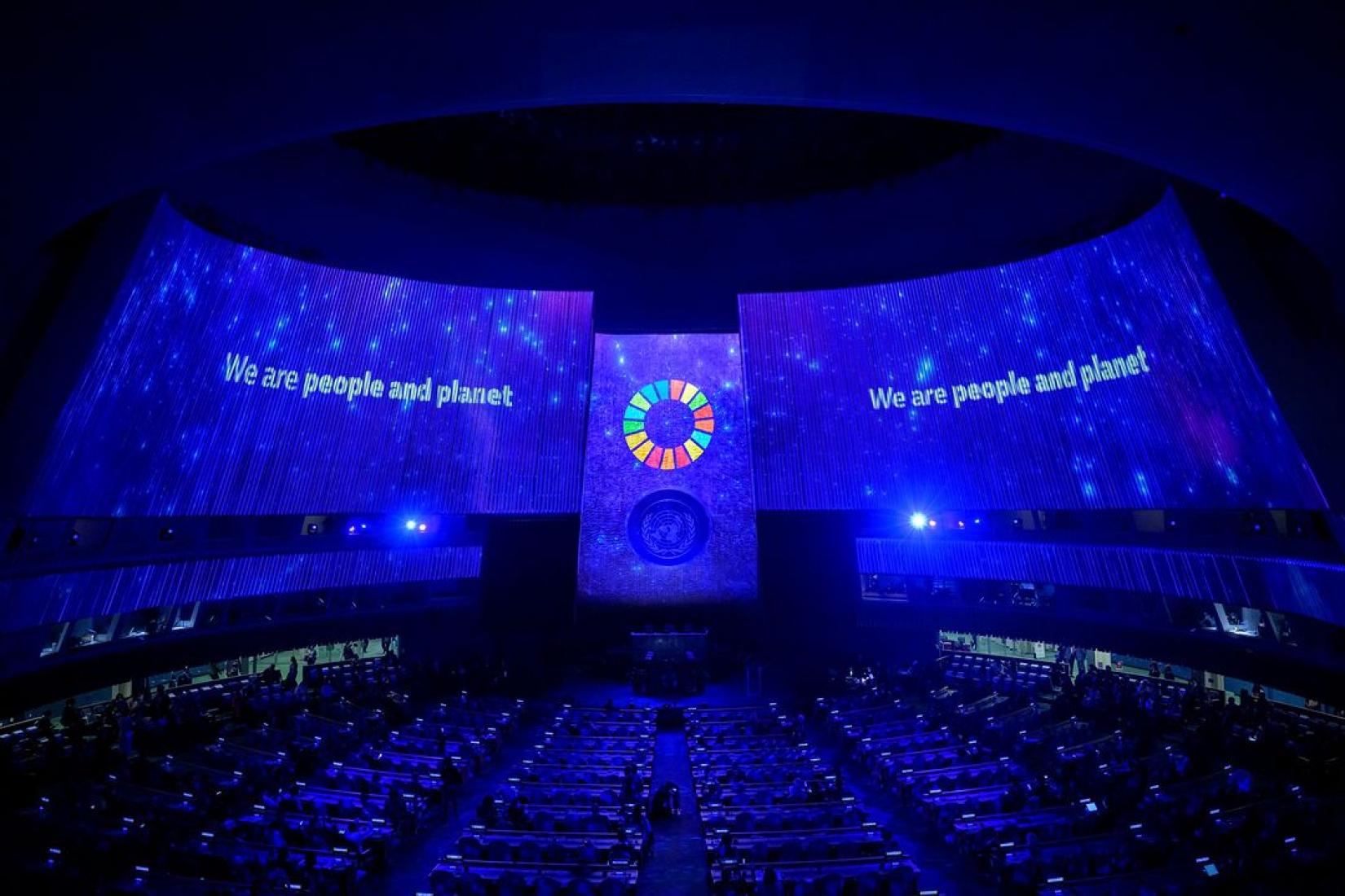 Uma visão ampla das imagens dos projetores no Salão da Assembleia Geral no "Momento ODS", durante a 77ª sessão da Assembleia em 2022. 