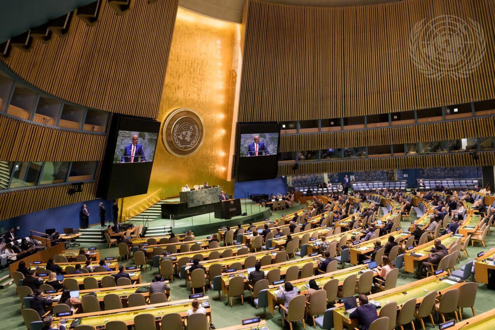 Vista do Salão da Assembleia Geral enquanto Dennis Francis, presidente da 78 ª sessão da Assembleia Geral das Nações Unidas, discursa na primeira reunião plenária da sessão, realizada no dia 5 de setembro de 2023. 