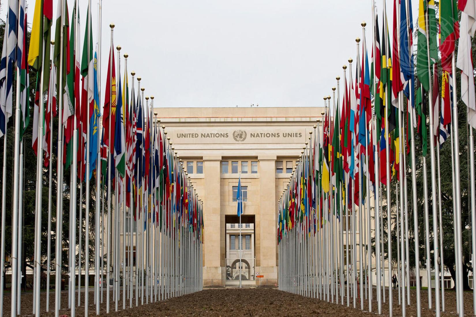Bandeiras dos 193 Estados-membros das Nações Unidas, na entrada do Palácio das Nações, sede europeia da ONU em Genebra, na Suíça. 