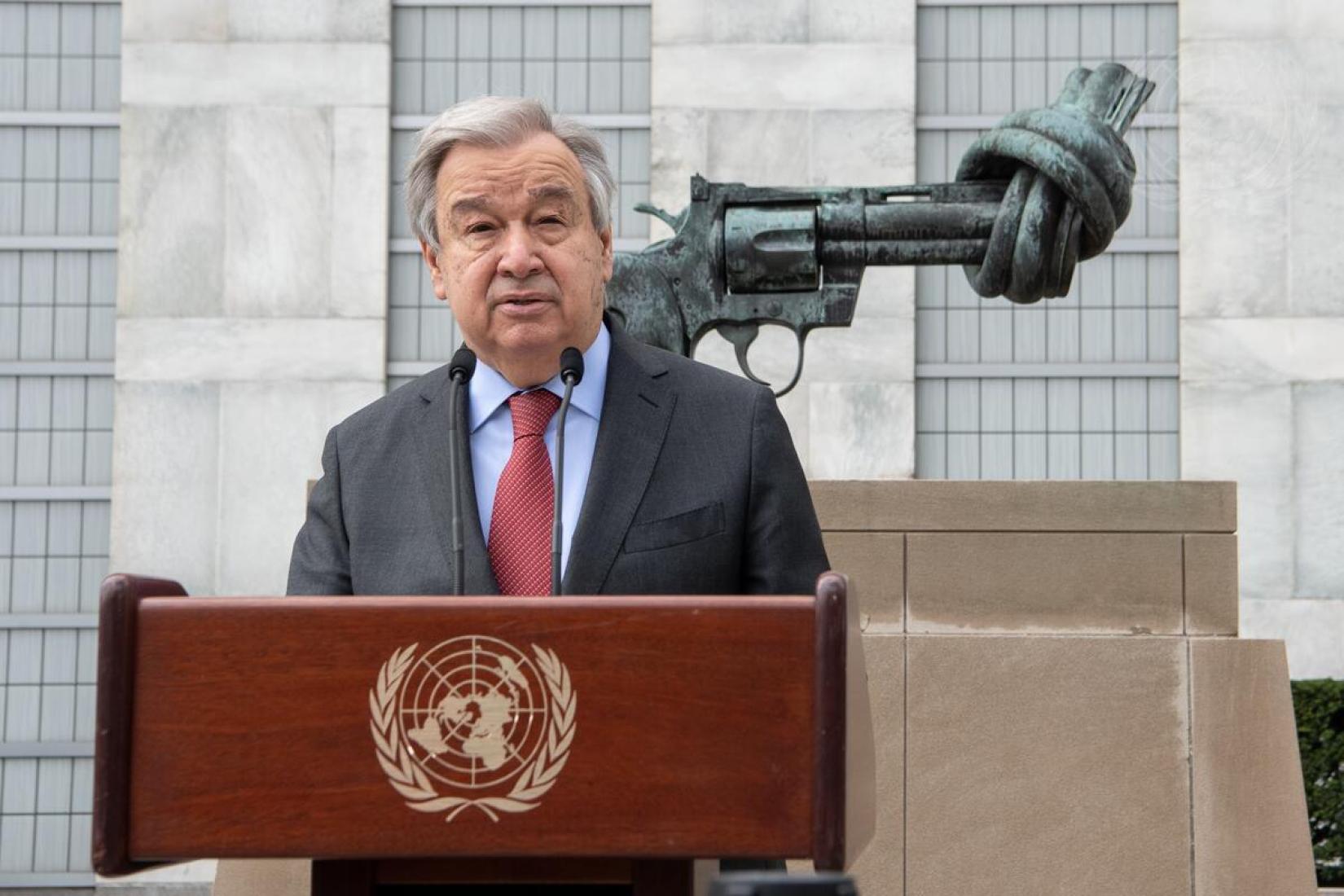 Secretário-geral da ONU participa de coletiva de imprensa em frente ao monumento "Não-Violência" na sede das Nações Unidas em Nova Iorque. 