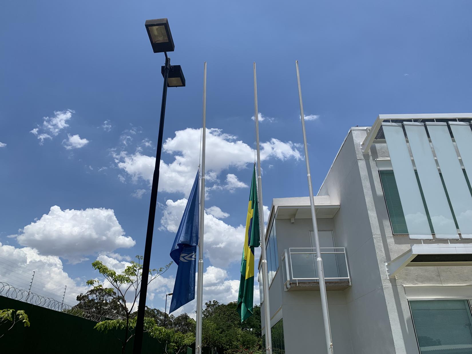 Nesta segunda-feira (13), a bandeira das Nações Unidas foi hasteada a meio mastro na Casa da ONU Brasil, em Brasília, para lamentar e homenagear os nossos colegas mortos em Gaza nas últimas semanas. Às 12h30min (horário de Brasília), a ONU observou um minuto de silêncio.  