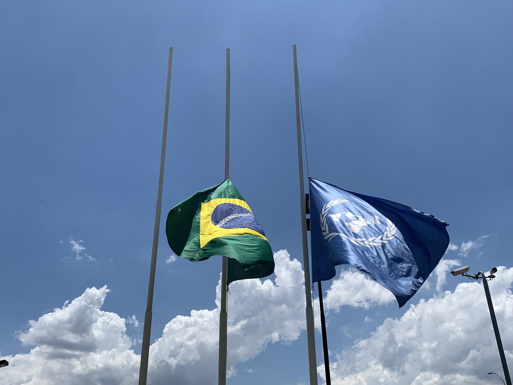 Bandeiras hasteadas a meio mastro na Casa da ONU Brasil, em 13 de novembro de 2023. 