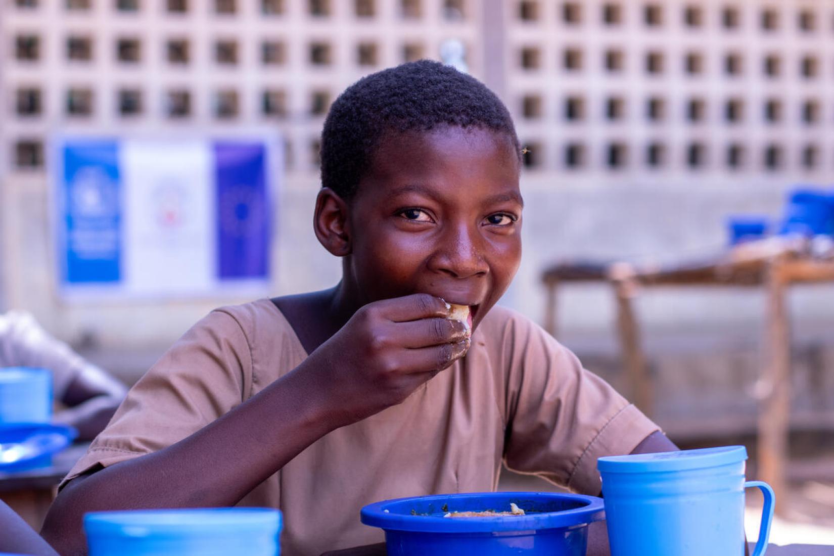O Centro de Excelência contra a Fome do Programa Mundial de Alimentos (WFP) apoiou o Togo na criação e implementação da lei nacional de alimentação escolar. 