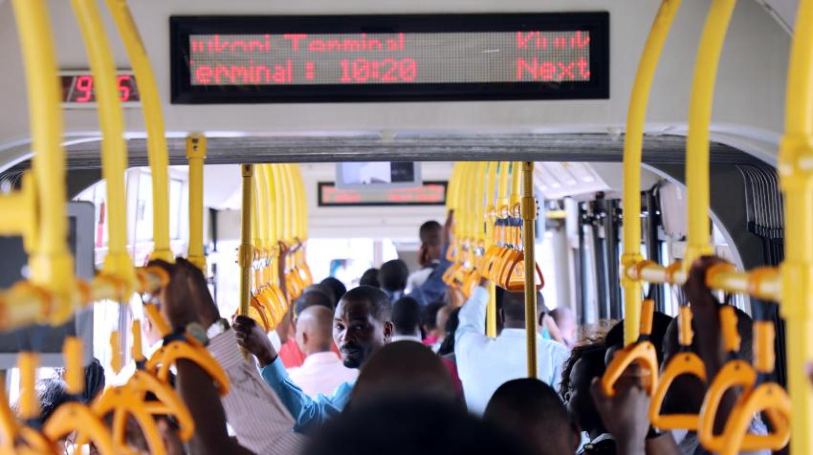 Cidadãos usam o ônibus DART em Dar es Salaam, Tanzânia. 