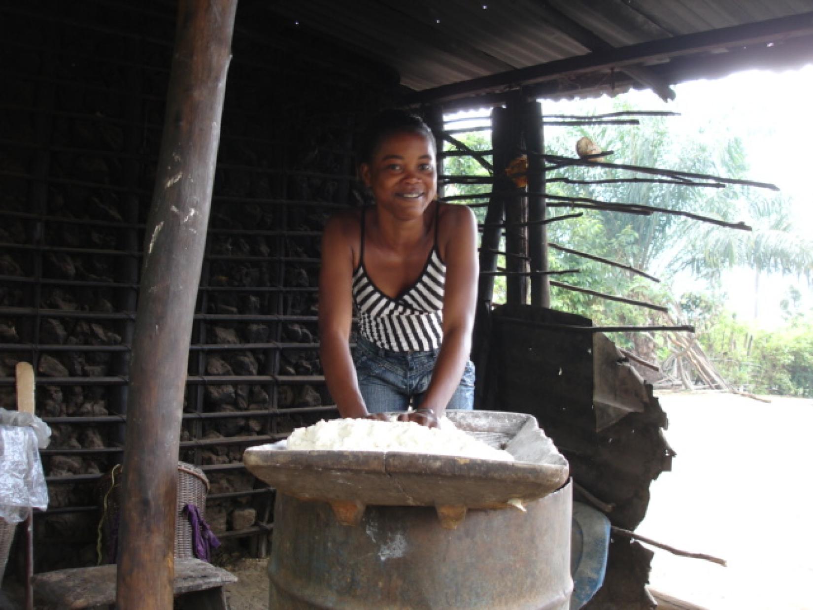 Mulher prepara 'foufou', prato típico do Congo à base de mandioca, no distrito de Ngabe, no departamento de Pool. 