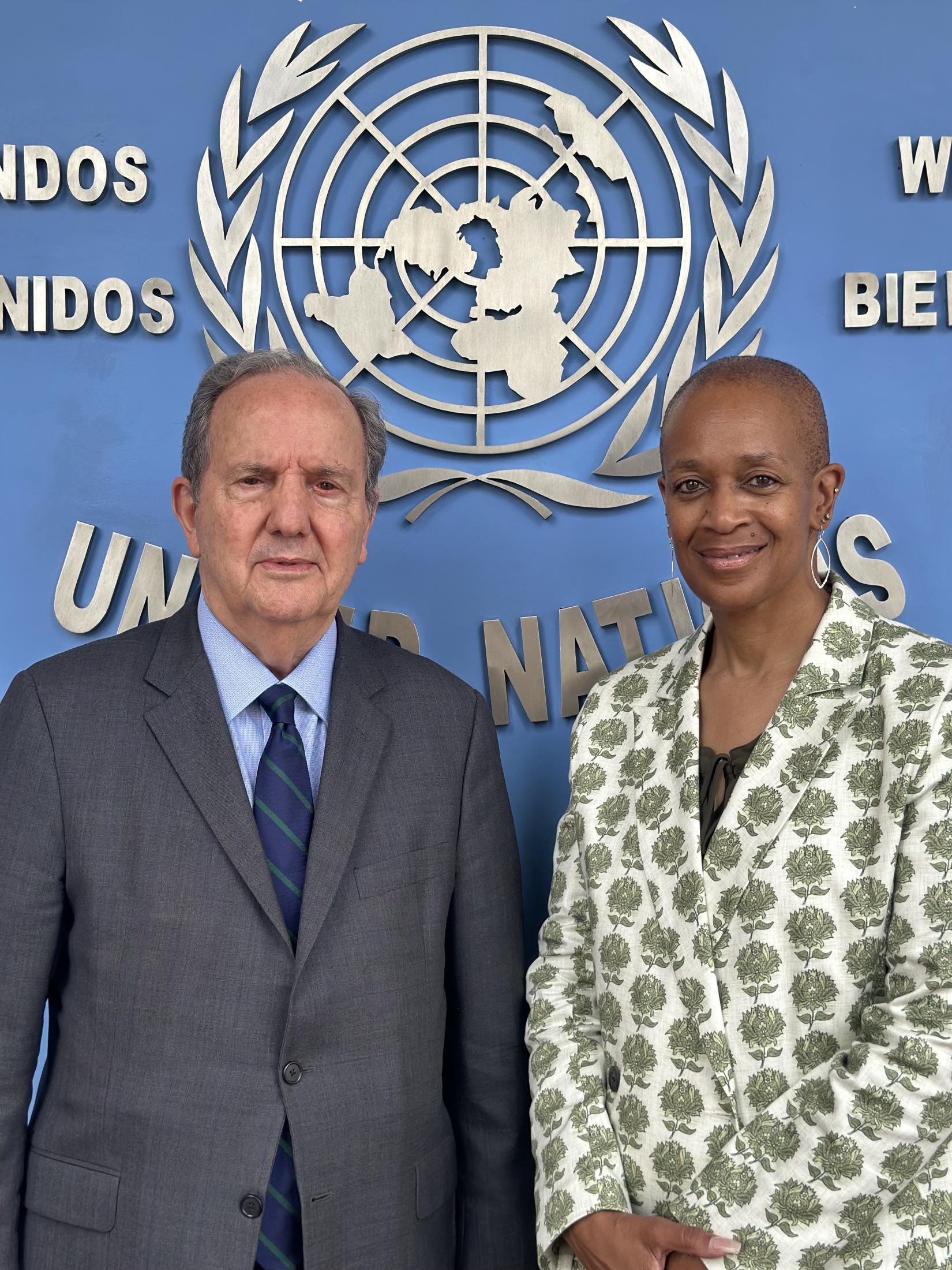 Dra. Tracie Keesee e o Professor Juan Méndez no Centro de Informação das Nações Unidas para o Brasil (UNIC Rio), em 8 de dezembro de 2023. 