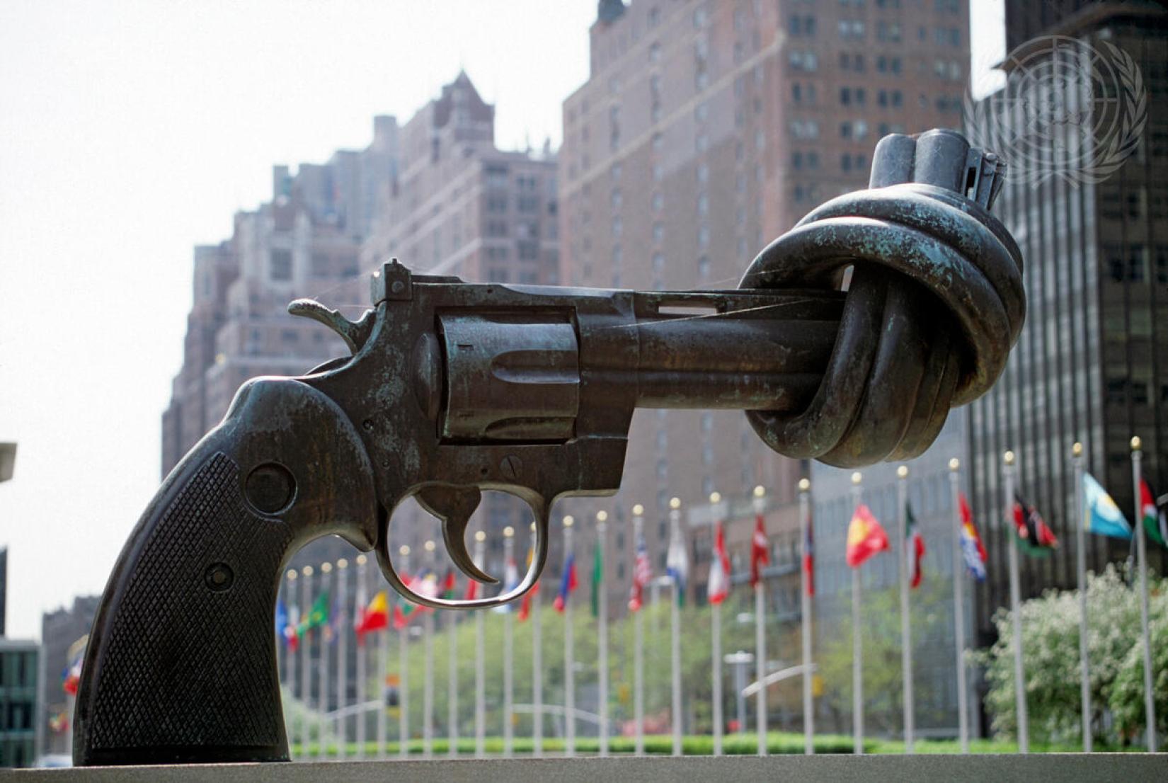 Escultura "Não-Violência" do artista sueco Carl Fredrik Reuterswärd, em exposição desde 1988 na Praça de Visitantes da ONU. A famosa escultura, símbolo universal da paz, foi presenteada por Luxemburgo às Nações Unidas.