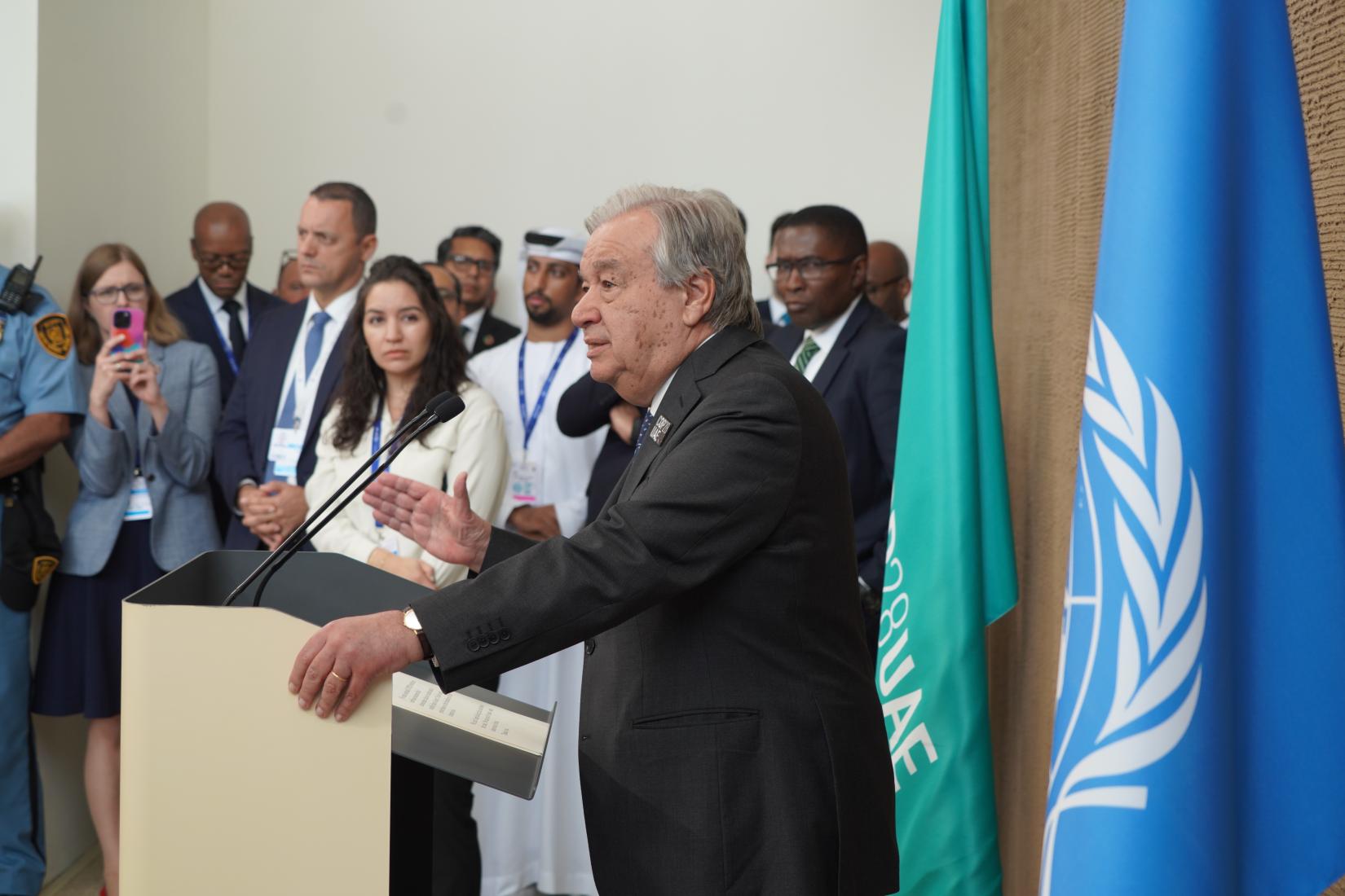 O secretário-geral da ONU, António Guterres, participa de coletiva de imprensa na COP28, em Dubai, nos Emirados Árabes Unidos, em 11 de dezembro de 2023.