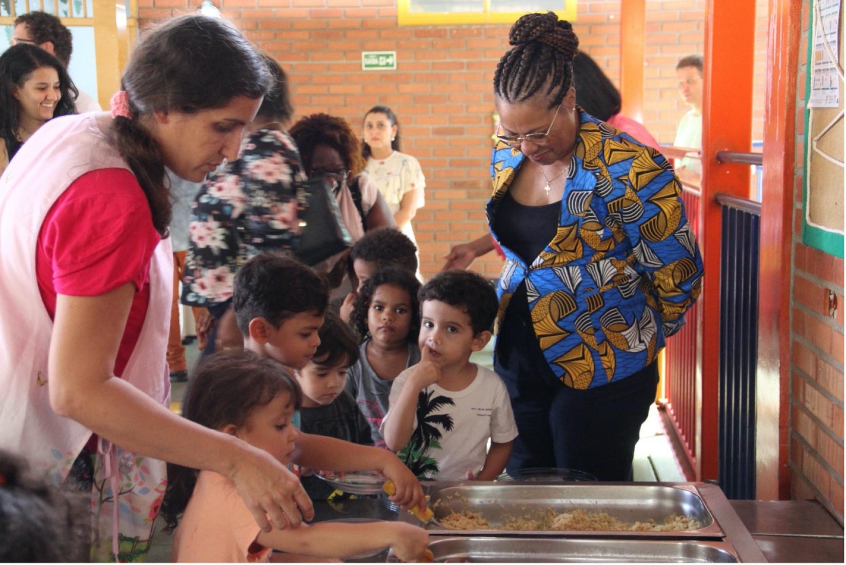 Ministra de Educação de Angola, Luisa Grilo, em visita a uma escola em Goiânia, Goiás. 