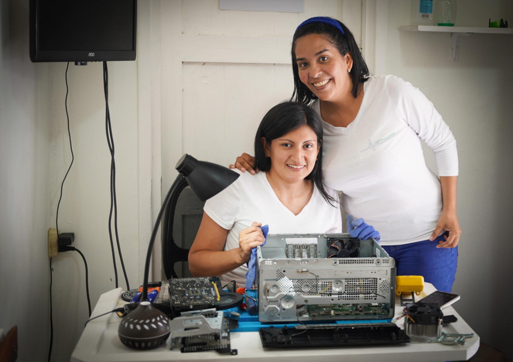 Mercedes e Nathaly, duas engenheiras de computação venezuelanas, chegaram à Guiana com 20 dólares em 2019 em busca de uma vida melhor. Com apoio da OIM e do governo local, as duas amigas criaram a Electrobio, empresa de concerto de aparelhos elétricos, o que lhes permitiu suprir suas necessidades e ajudar suas famílias. Créditos: Gema Cortés/IOM 2023
