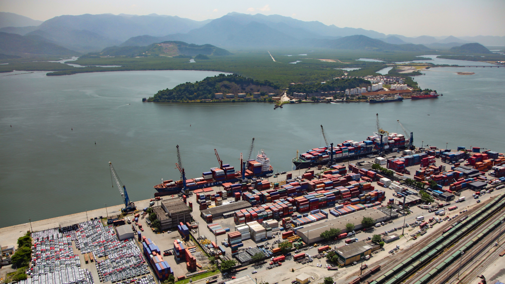 Porto de Santos, o maior complexo portuário da América Latina e do Caribe. 