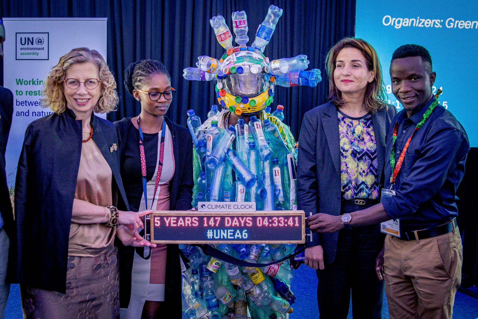  Inger Andersen e Leila Benali se unem a jovens defensores do meio ambiente para o lançamento da exposição sobre Acordos Ambientais Multilaterais em Nairóbi, no Quênia, em 26 de fevereiro de 2024. Créditos:  PNUMA / Nayim Ahmed Yusuf