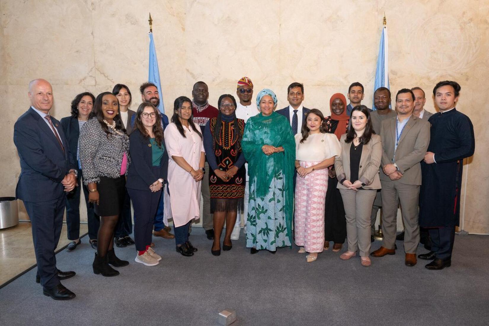 A secretária-geral adjunta Amina Mohammed posa para uma foto de grupo com os participantes do programa Reham Al-Farra Memorial Journalism Fellowship 2023.