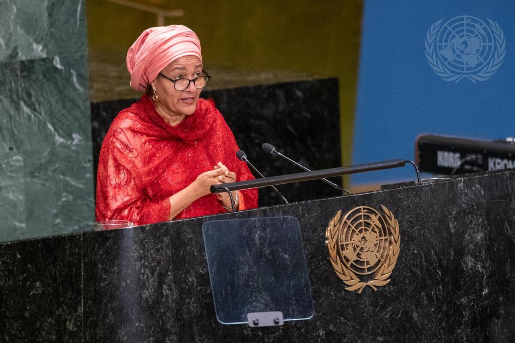 A vice-secretária-geral da ONU, Amina J. Mohammed discursa no evento "Sua terra, seus direitos: Promovendo a igualdade de gênero e as metas de restauração do solo", no Salão da Assembleia Geral das Nações Unidas, em 16 de junho de 2023. 