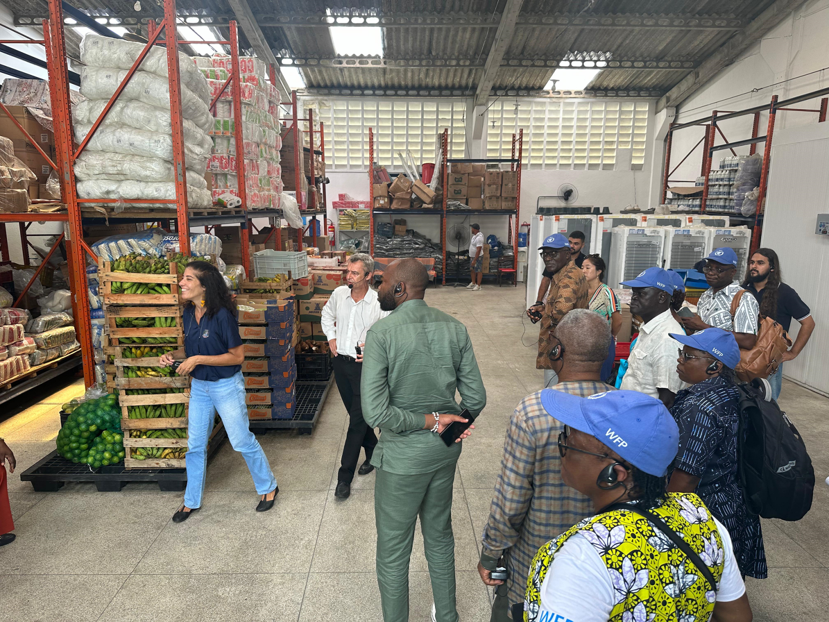 Membros da delegação do Congo, do WFP e da ABC vistam um armazém do Centro de Distribuição de Alimentos do PNAE em Paraty.