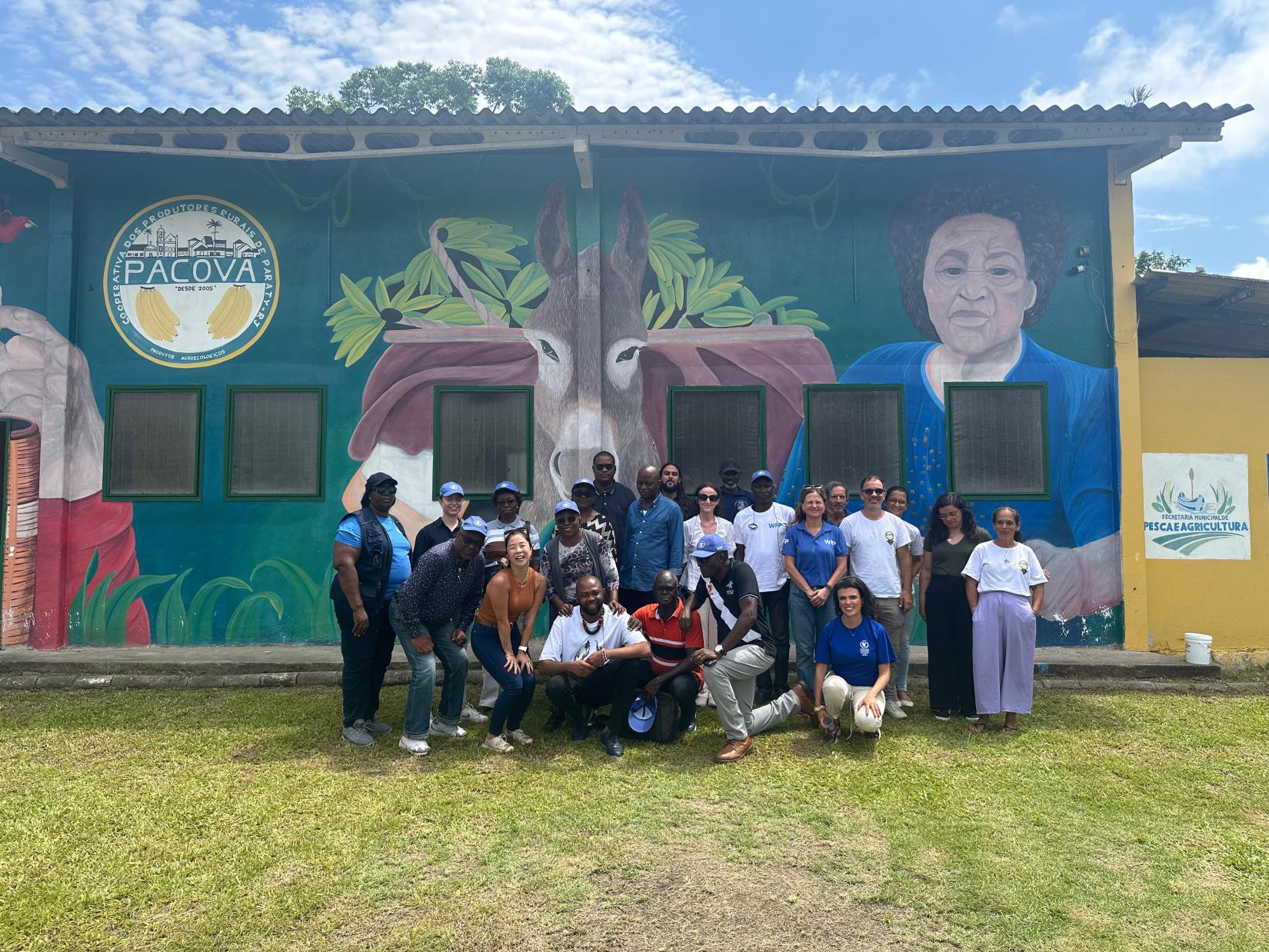 Membros da delegação da República do Congo conhecem a Cooperativa Pacová em Paraty (RJ).