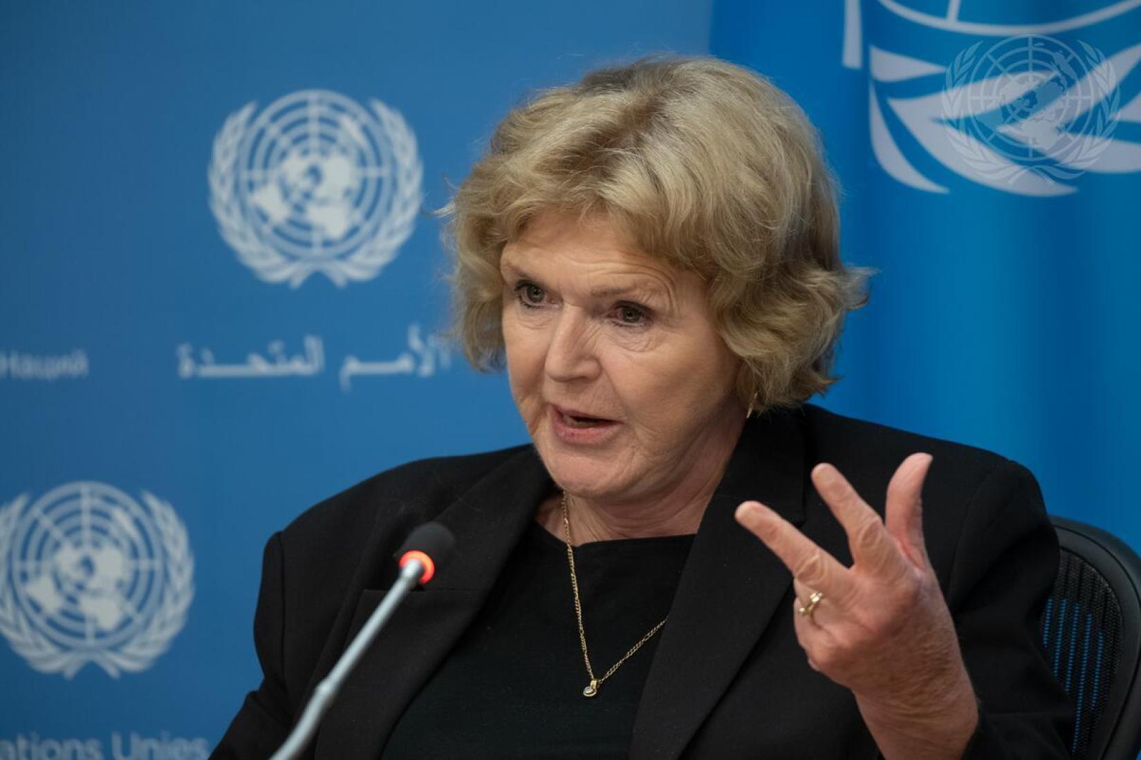 A Relatora Especial Mary Lawlor participa de coletiva de imprensa na sede da ONU, em Nova Iorque, em 13 de outubro de 2023. 