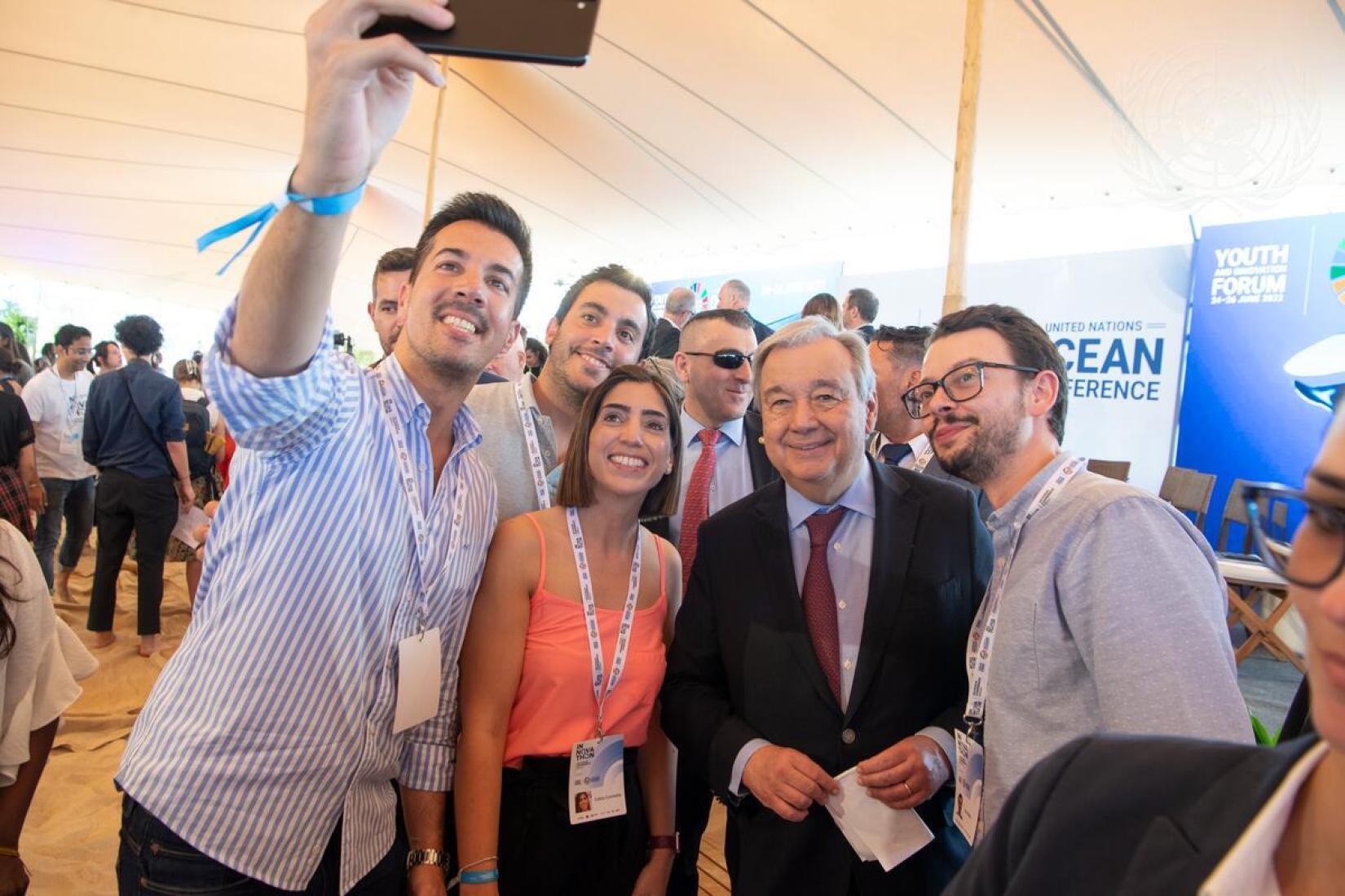 O secretário-geral da ONU, António Guterres, se reúne com jovens durante evento sobre "Inovações da Juventude sobre os Oceanos", em 26 de junho de 2022. 