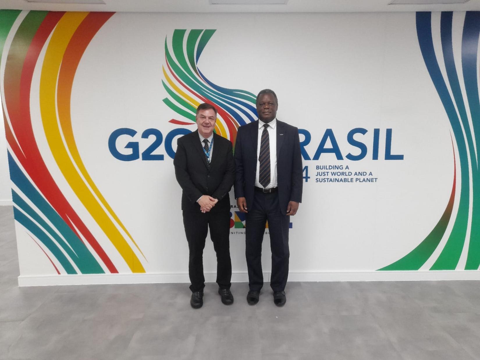 Daniel Balaban (à esquerda), Diretor do Centro de Excelência contra a Fome do WFP, e Stanlake Samkange (à direita), Diretor Executivo do WFP e Chefe da delegação do WFP para o G20 participam de reuniões em Brasília