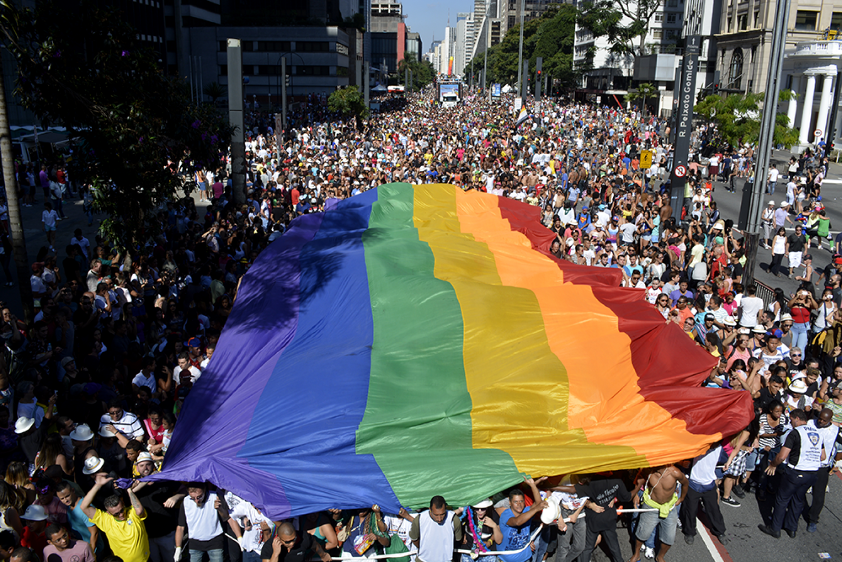 A Livres & Iguais foi lançada no Brasil em 2014 durante a 18ª Parada do Orgulho LGBTIQ+, em parceria com a Prefeitura de São Paulo.