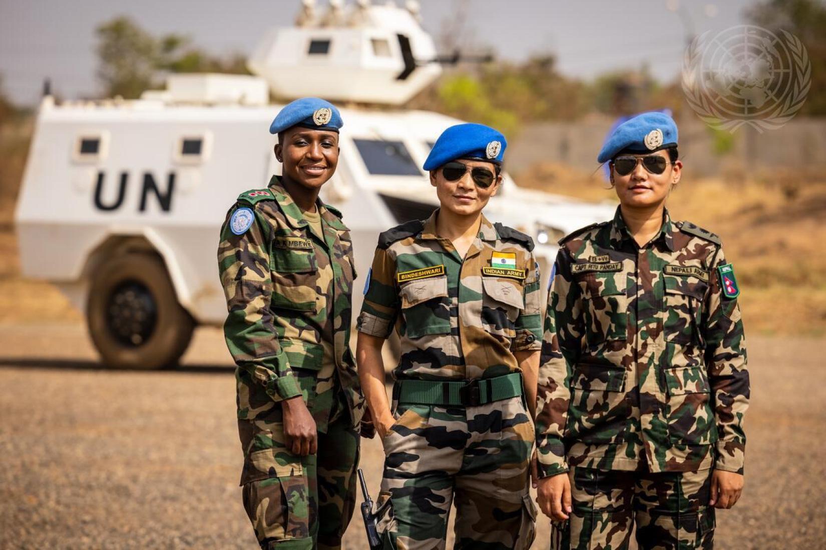 A capitã Atupele Mbewe, do Malaui, a major Bindeshwari, da Índia, e a capitã Ritu Pandey, do Nepal, posam para uma foto no acampamento das Nações Unidas em Juba. A foto foi tirada como parte de uma sessão de fotos com as mulheres das forças de paz que servem na Missão das Nações Unidas no Sudão do Sul (UNMISS), para comemorar o Dia Internacional da Mulher (8 de março).