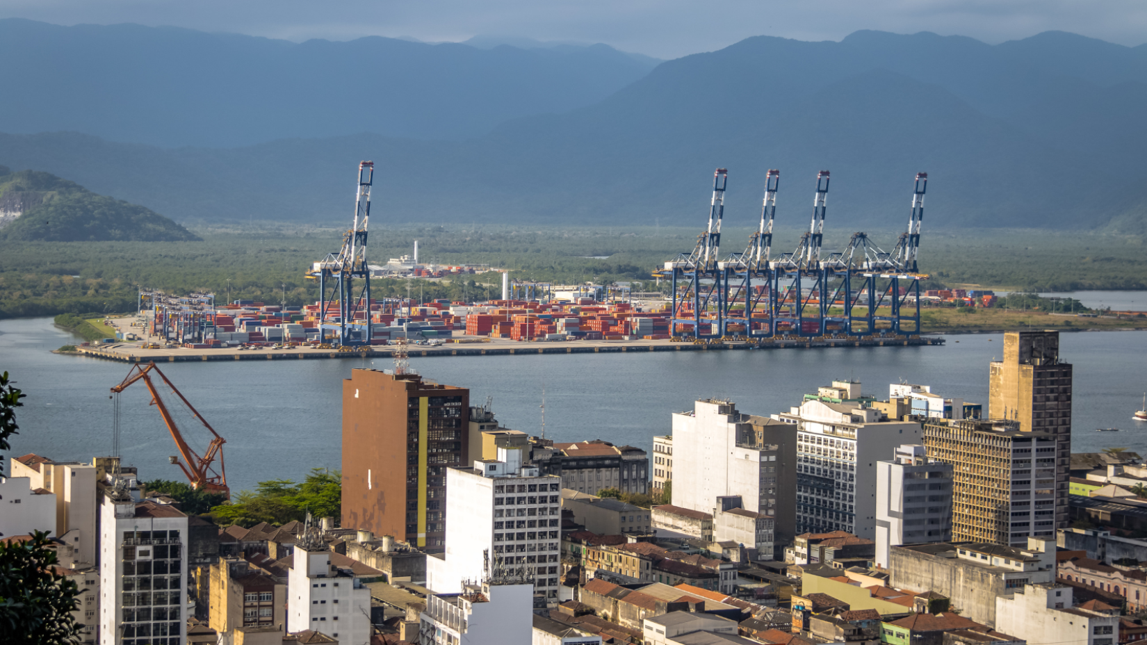 O Porto de Santos, no estado de São Paulo, é o maior complexo portuário da América Latina e do Caribe. 