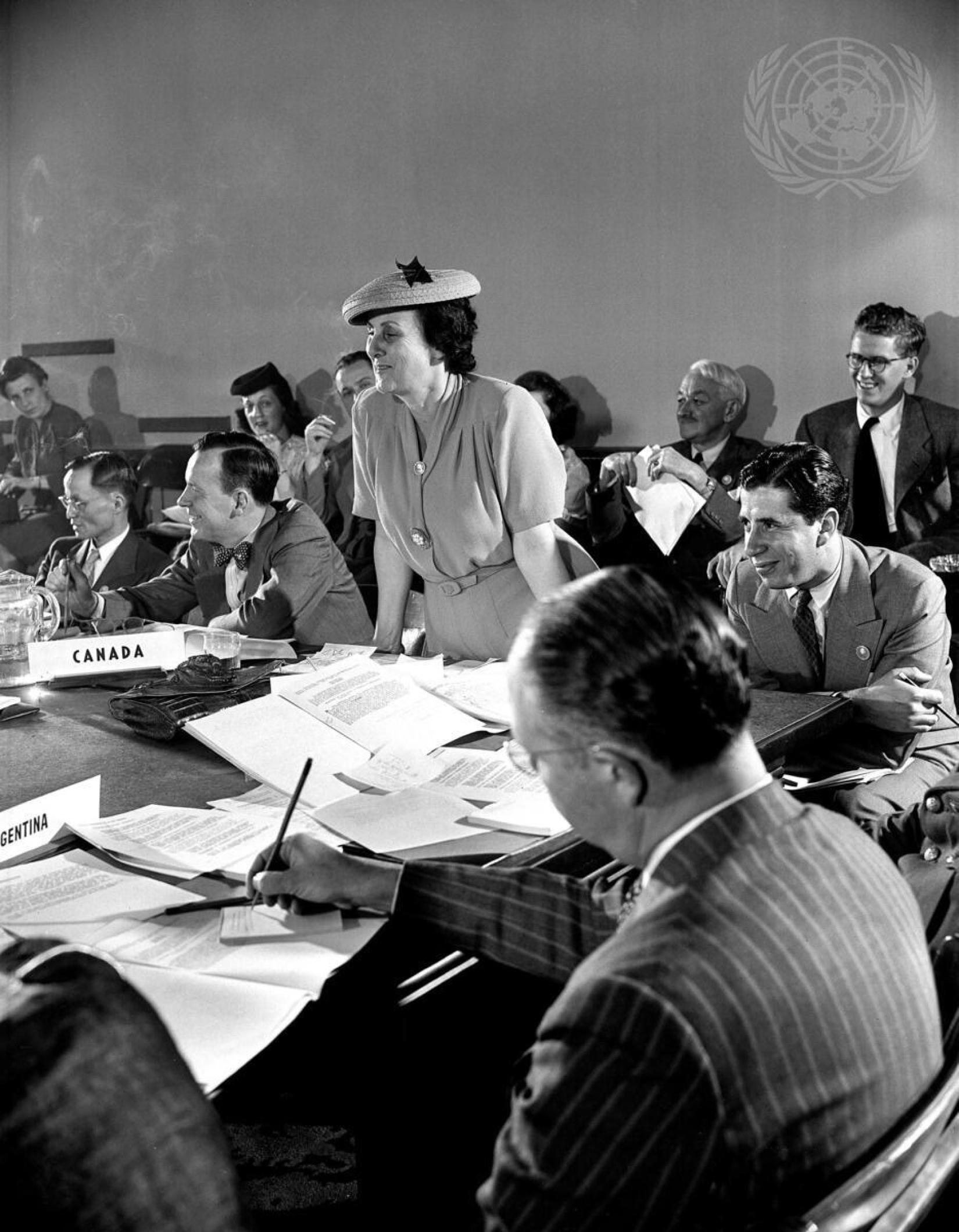 Bertha Lutz, integrante da delegação brasileira na Conferência de São Francisco, discursa na reunião da Comissão I, Comitê 2, realizada em 15 de junho de 1945