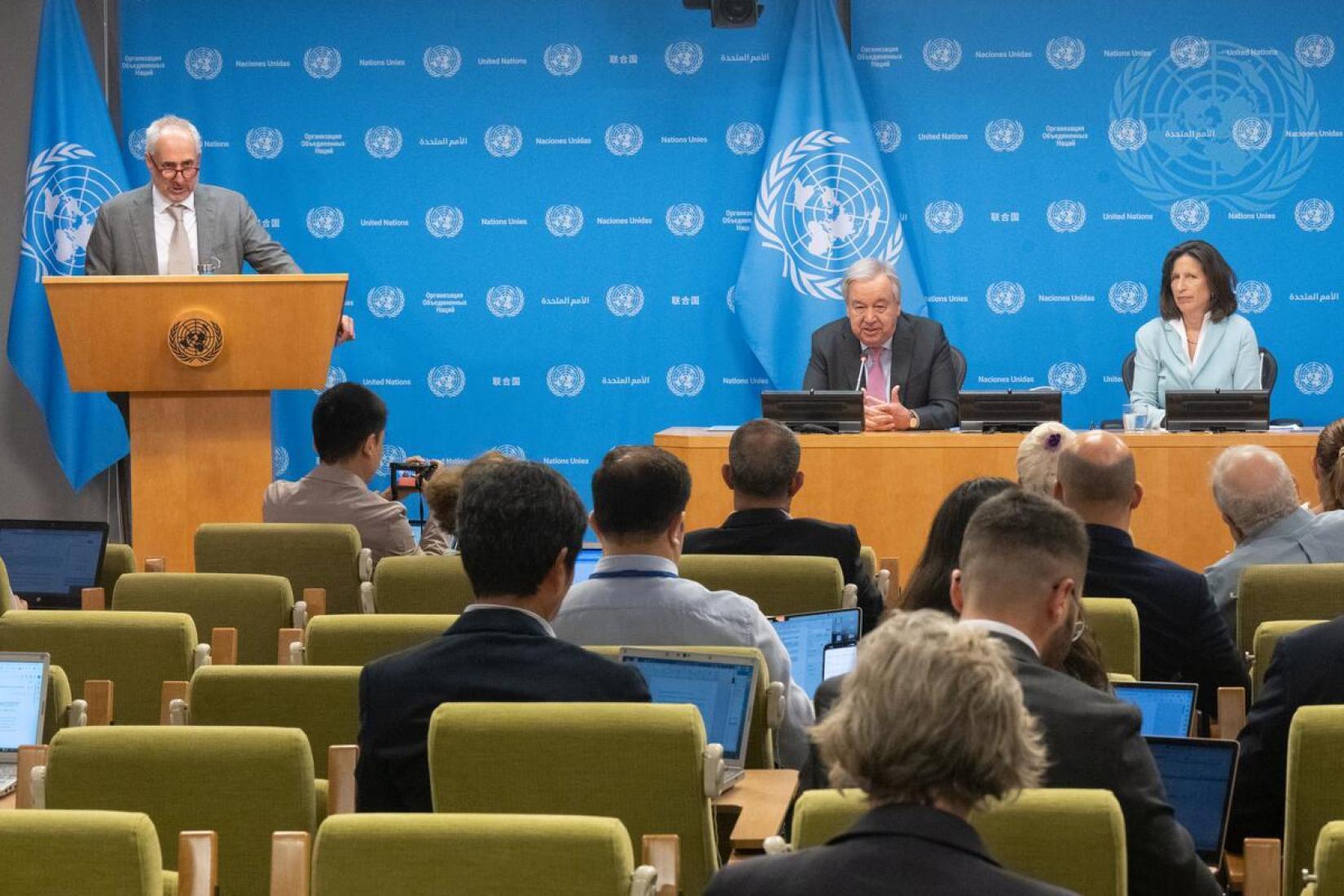 O secretário-geral da ONU, António Guterres (à esquerda da mesa), discursa no briefing à imprensa sobre os Princípios Globais da ONU sobre a Integridade da Informação. À direita Melissa Fleming, Subsecretária Geral da ONU para Comunicações Globais.