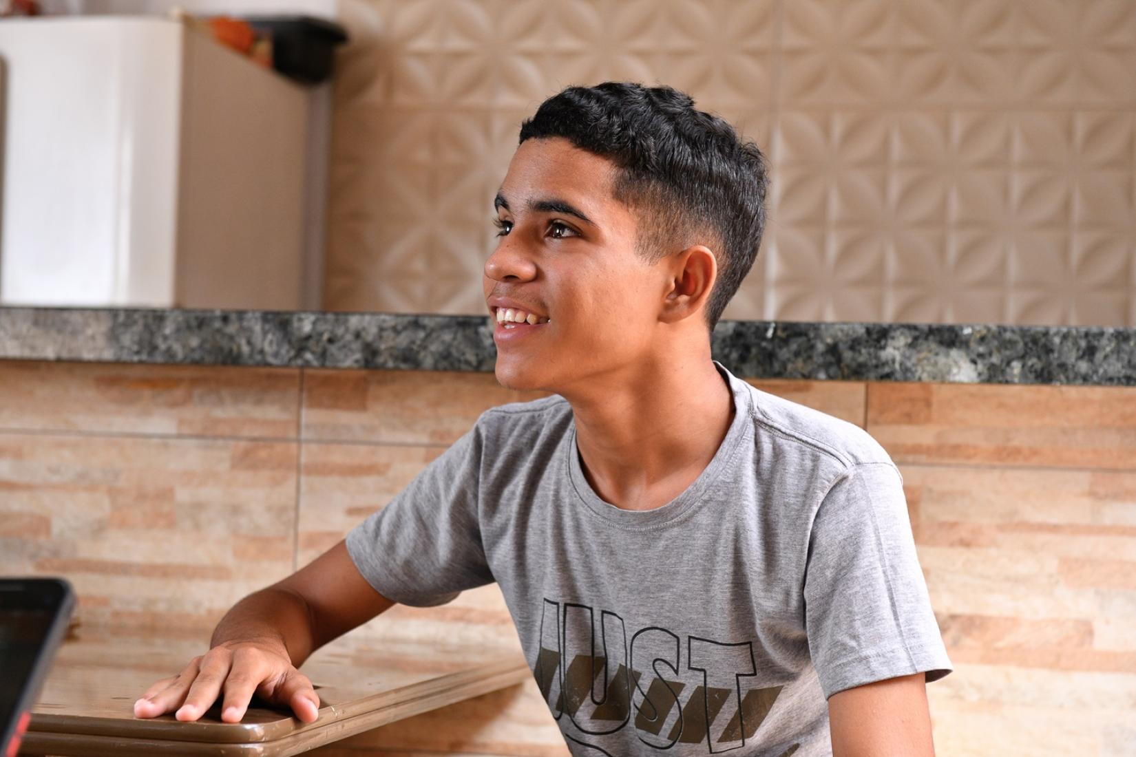Manuel, sobrinho de Barbelys, é um dos adolescentes que passaram a ter acesso à água segura.