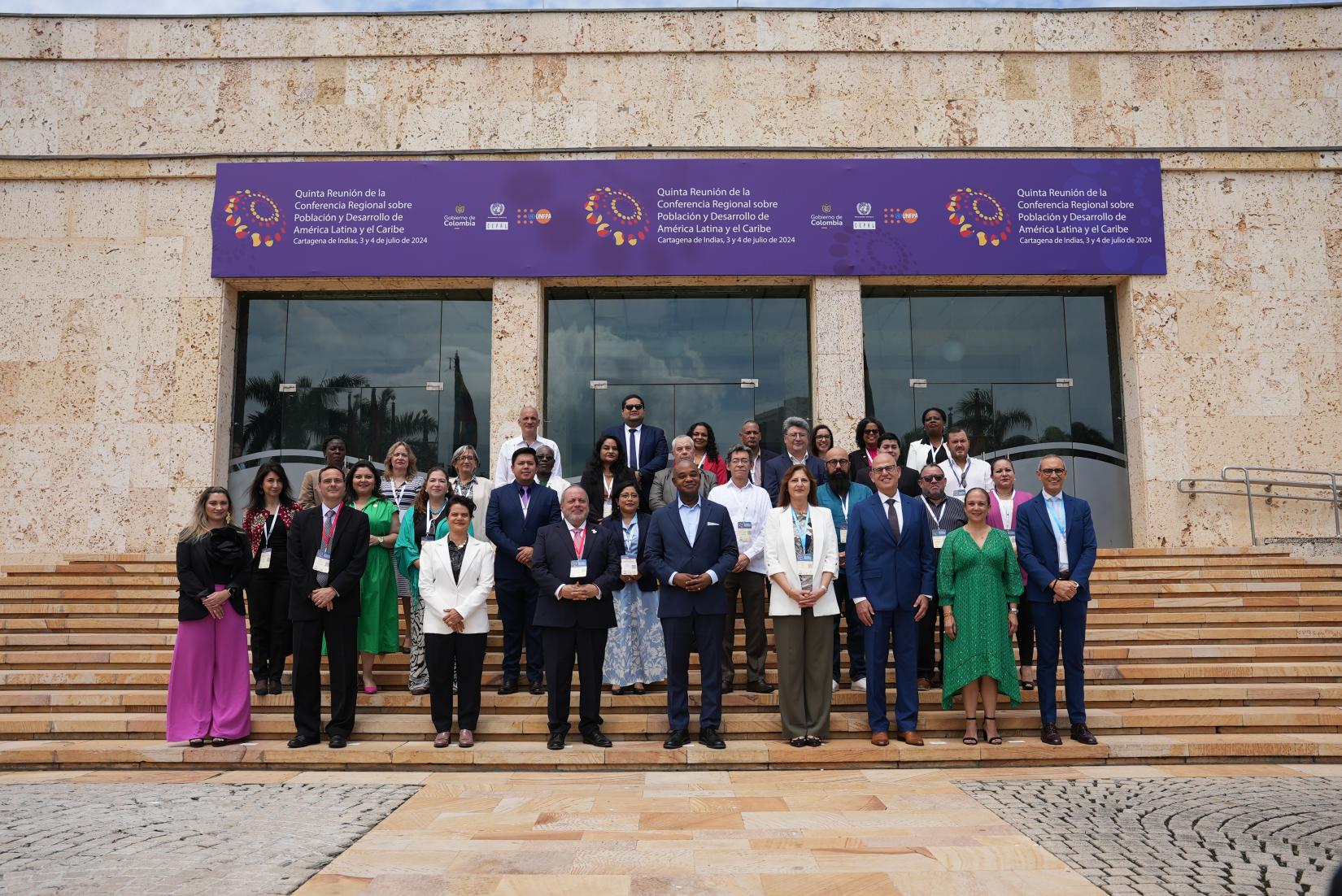 Foto de grupo da Quinta Reunião da Conferência Regional sobre População e Desenvolvimento na América Latina e no Carib