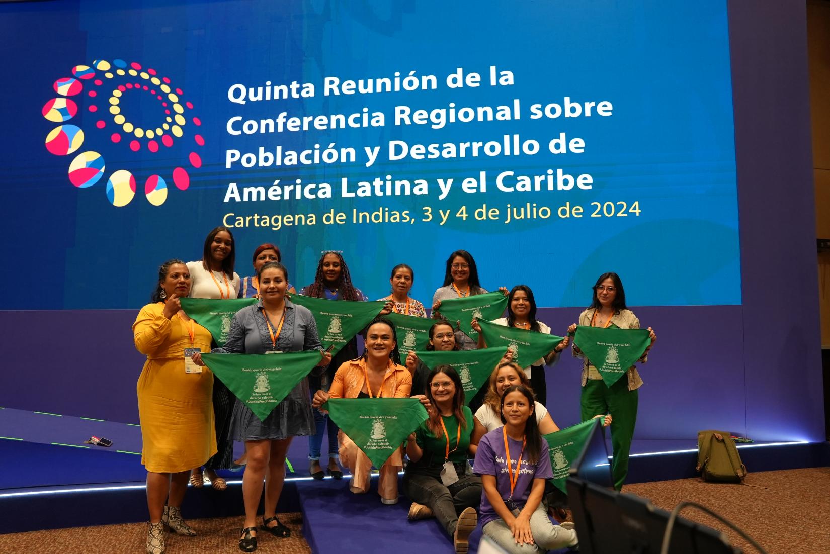 Foto de grupo da Quinta Reunião da Conferência Regional sobre População e Desenvolvimento na América Latina e no Carib