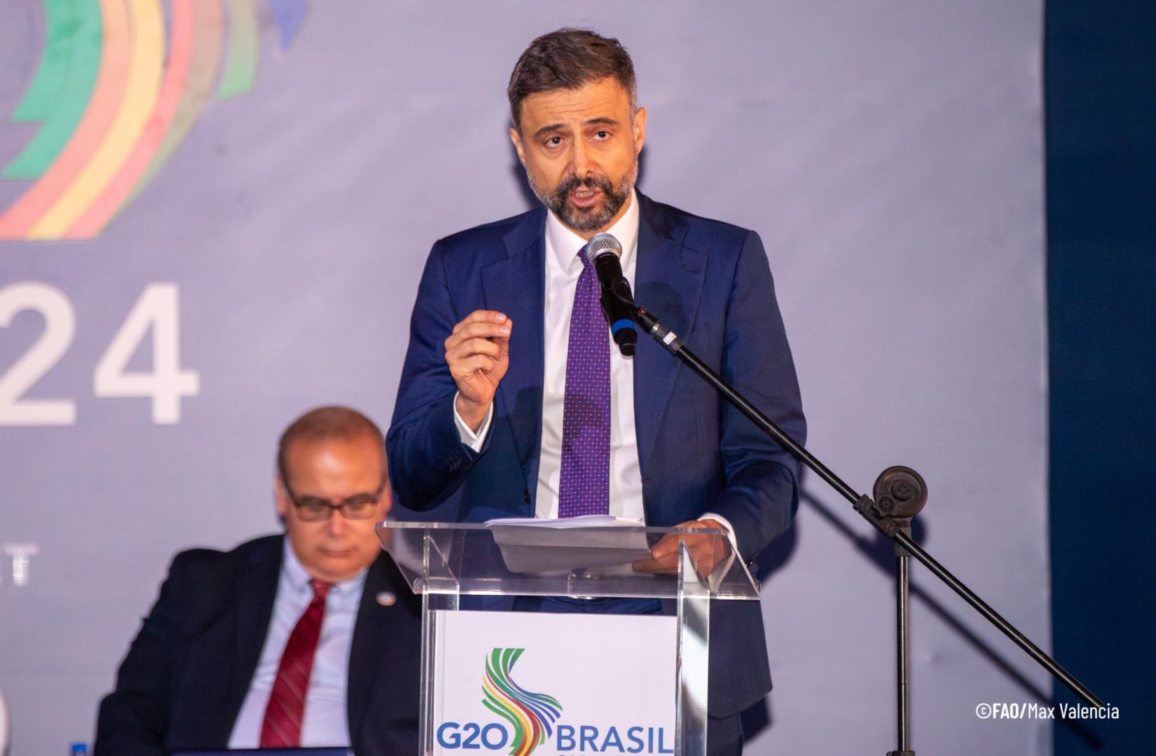 "Acabar com a fome e a má nutrição exige que invistamos mais - e de forma mais inteligente", destacou o presidente do FIDA, Alvaro Lario, durante o lançamento do relatório global nesta quarta (26), em evento do G20 no Rio de Janeiro. 