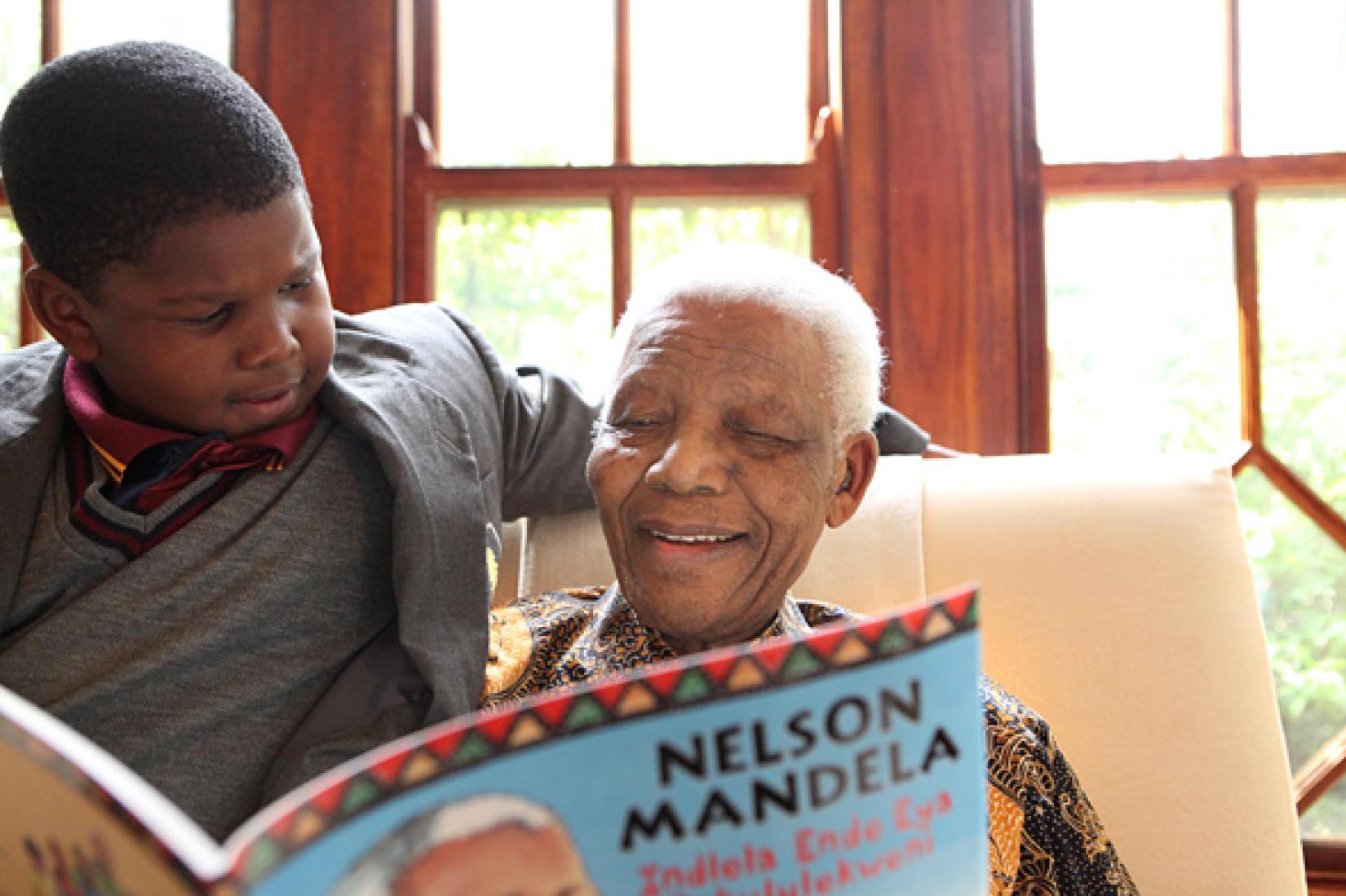 O Sr. Mandela e seu bisneto Ziyanda Manaway, fotografados por ocasião da publicação da versão infantil de Longa caminhada para a liberdade, 2009. © NMF Photo/Debbie Yazbek