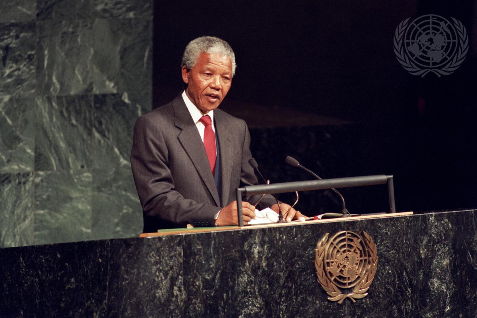 Nelson Mandela, Presidente do Congresso Nacional Africano, discursa na Assembleia Geral enquanto esta continua seu debate sobre as políticas de apartheid da África do Sul.