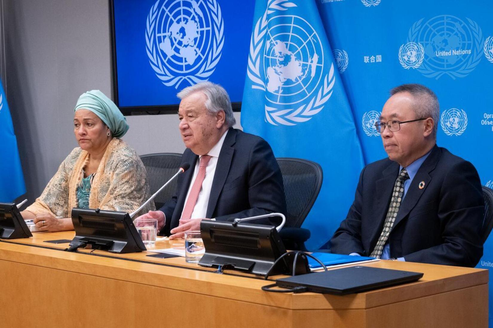 O secretário-geral António Guterres (centro) fala durante a coletiva de imprensa sobre o Relatório dos Objetivos de Desenvolvimento Sustentável 2024. À esquerda a vice-secretaria-geral, Amina Mohammed, e à direita Li Junhua, subsecretário-geral para os Assuntos Econômicos e Sociais do Nações Unidas.