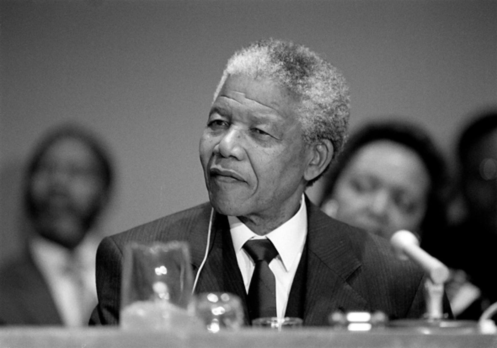 elson Mandela, presidente do Congresso Nacional Africano, discursa em uma coletiva de imprensa na qual pediu uma “manutenção gradual” das sanções. © UN Photo/John Isaac.j