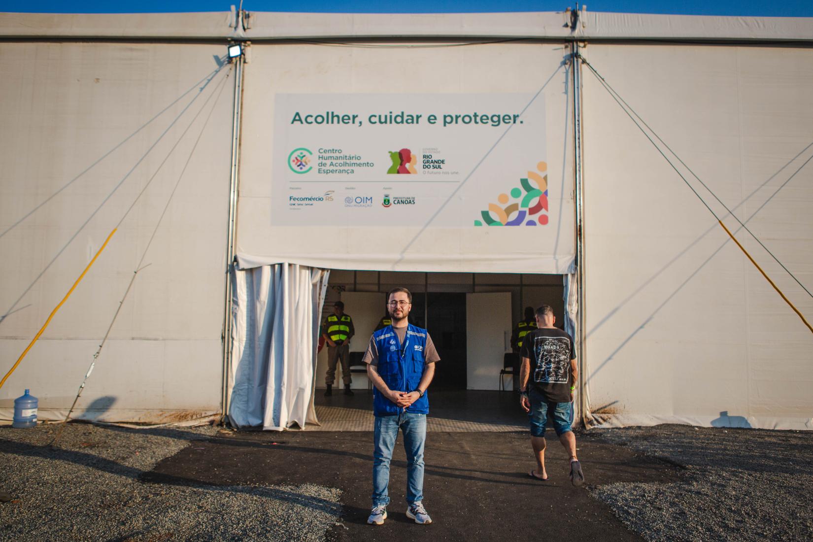 Azizi diz ainda que tem muito orgulho de seu trabalho. Para ele, poder atuar na causa humanitária, principalmente como funcionário da OIM e no Brasil, é algo que o faz se sentir realizado.