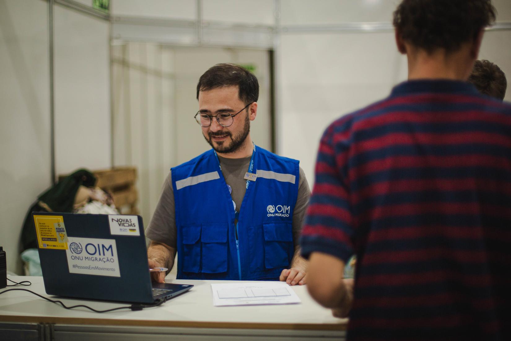 em julho, Azizi integrou a equipe da OIM que dedica seus esforços à gestão dos Centros Humanitários de Acolhimento no RS, localizados em Canoas e Porto Alegre, e destinados a abrigar as pessoas que perderam suas casas devido às inundações. 