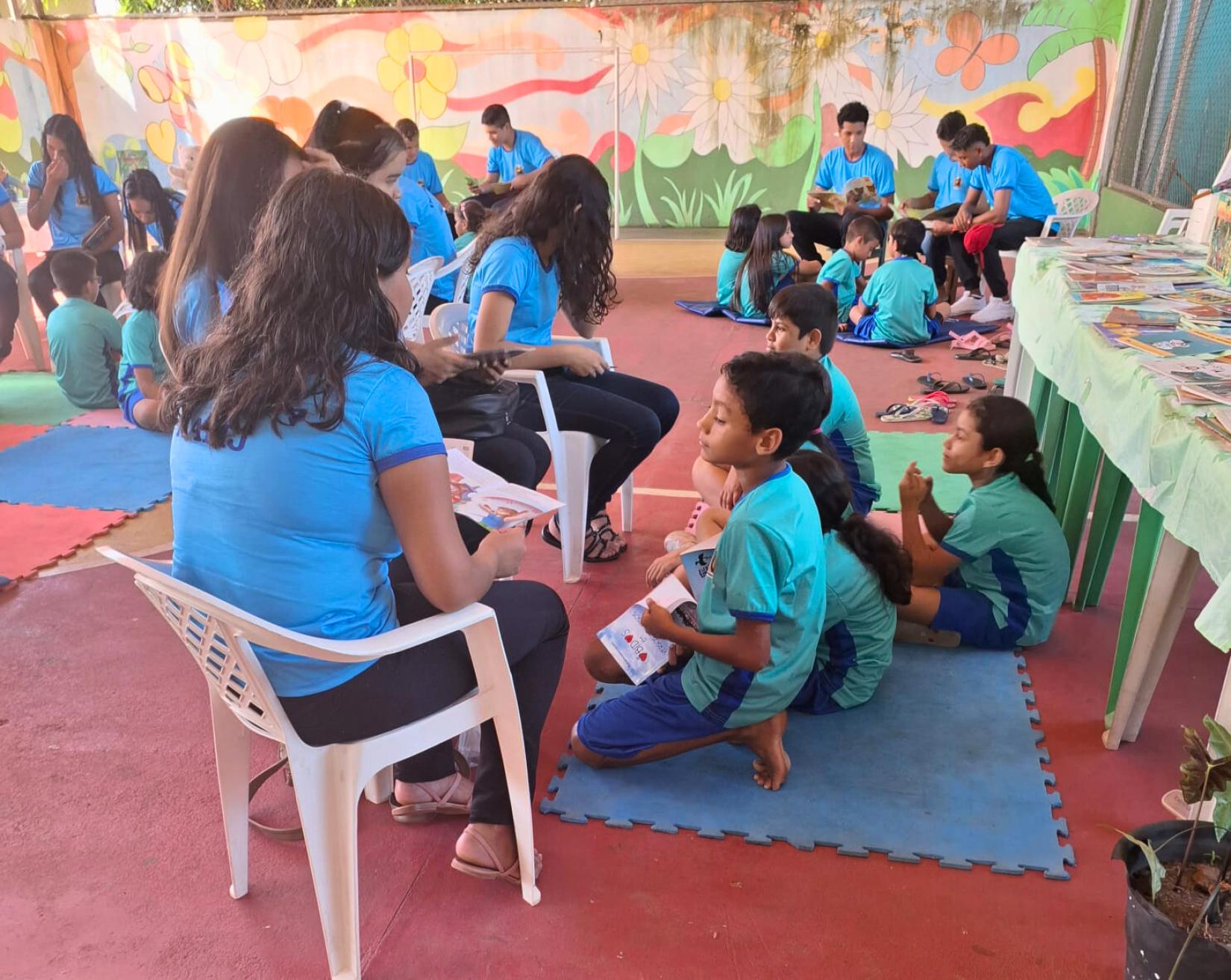 Estudantes da Associação Amigos do Menino Jesus recebem uniformes.