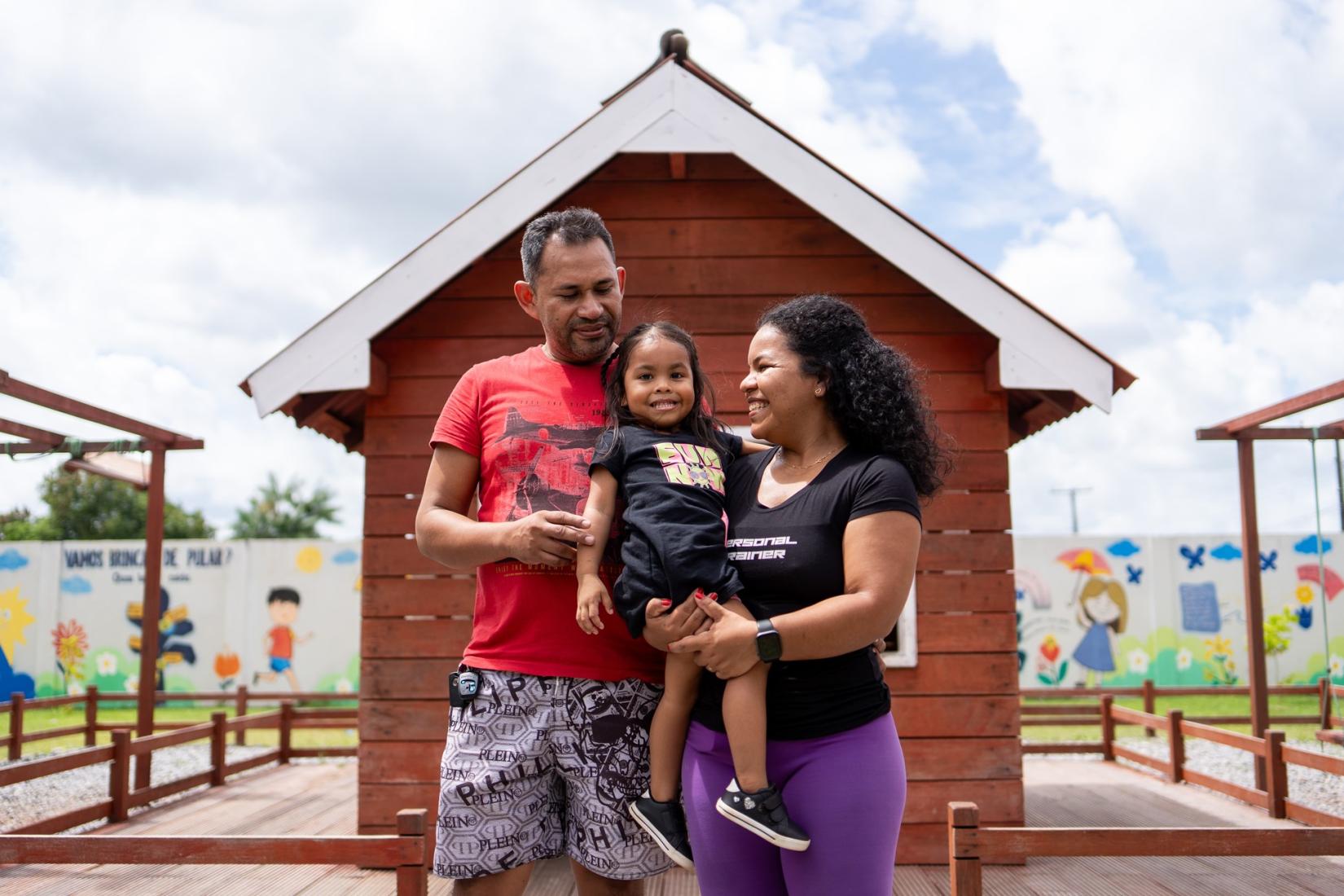 Renilson Correa, Stephanie Damasceno e a filha Zoé Damasceno, de três anos.