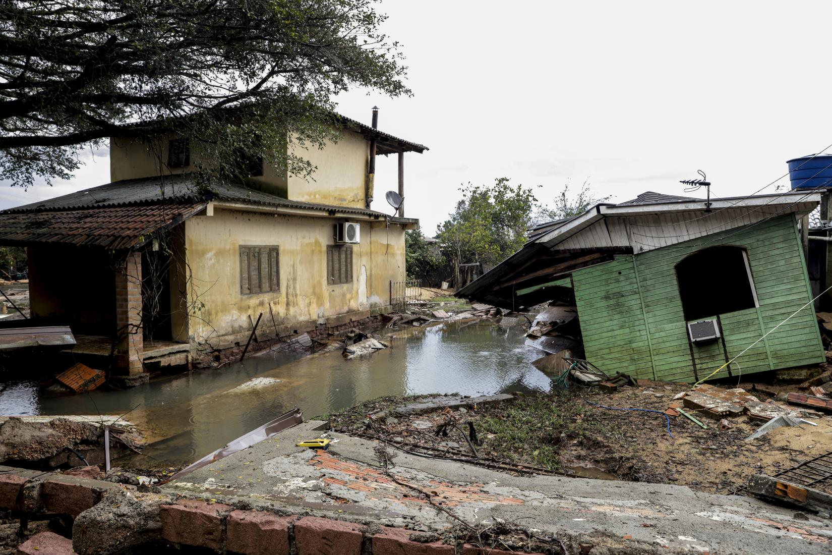 Casas destruídas na ilha da Picada após chuvas e novos alagamentos. Porto Alegre (RS)