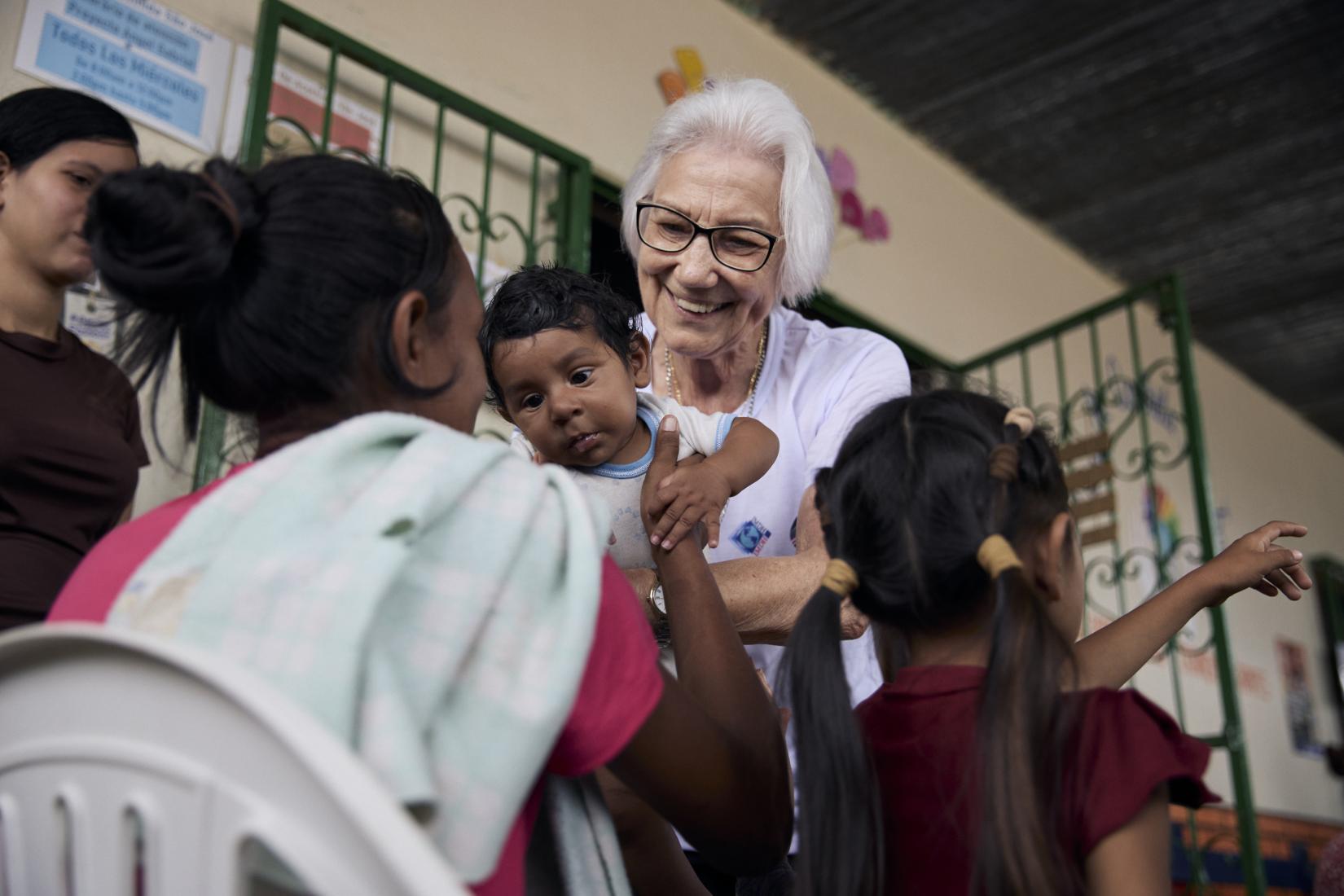 Irmã Rosita no atendimento e acolhida de pessoas venezuelanas em Pacaraima (RR). 