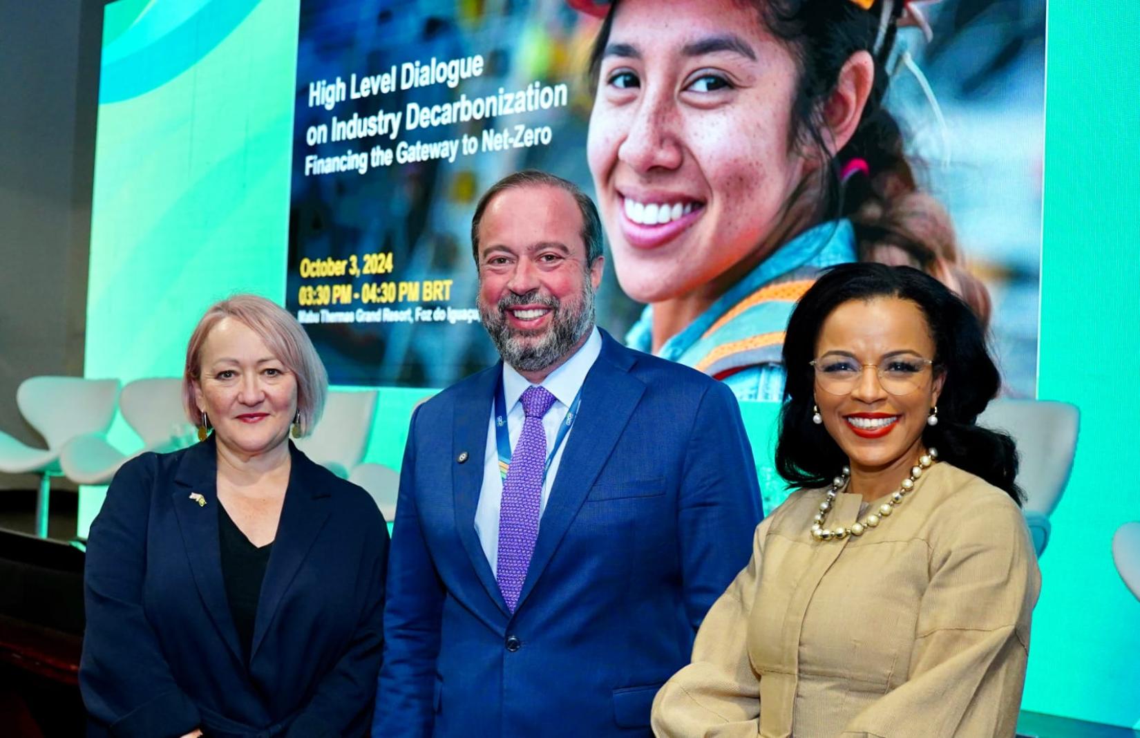 Da esquerda para a direita, a ministra do Clima do Reino Unido, Kerry McCarthy; o ministro de Minas e Energia do Brasil, Alexandre Silveira, e o diretor executivo (CEO) dos Fundos de Investimento Climático, Tariye Gbadegesin, durante os eventos multilaterais do Clean Energy Ministerial e Mission Innovation, em Foz do Iguaçu, em 3 de outubro de 2024. 