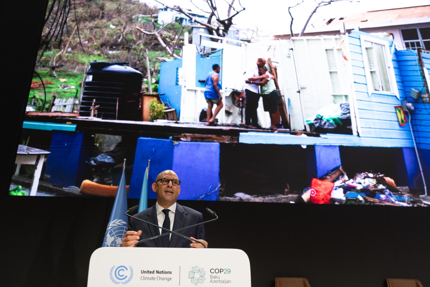 O secretário-executivo da ONU Mudança Climática, Simon Stiell, discursa na sessão de abertura da 29ª Conferência das Partes da Convenção-Quadro das Nações Unidas sobre Mudança Climática (COP29), em 11 de novembro de 2024, em Baku, no Azerbaijão. 