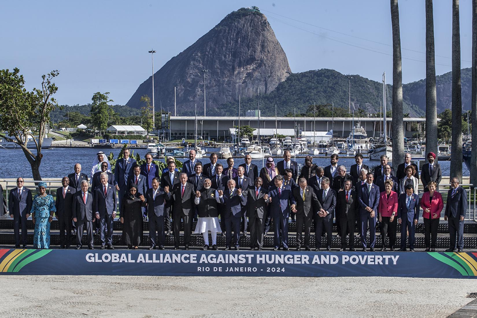 O secretário-geral António Guterres (4º da esquerda para a direita) posa para uma foto de grupo com os Chefes de Delegação durante a Cúpula de Líderes do G20, que acontece no Rio de Janeiro, Brasil, de 18 a 19 de novembro de 2024.