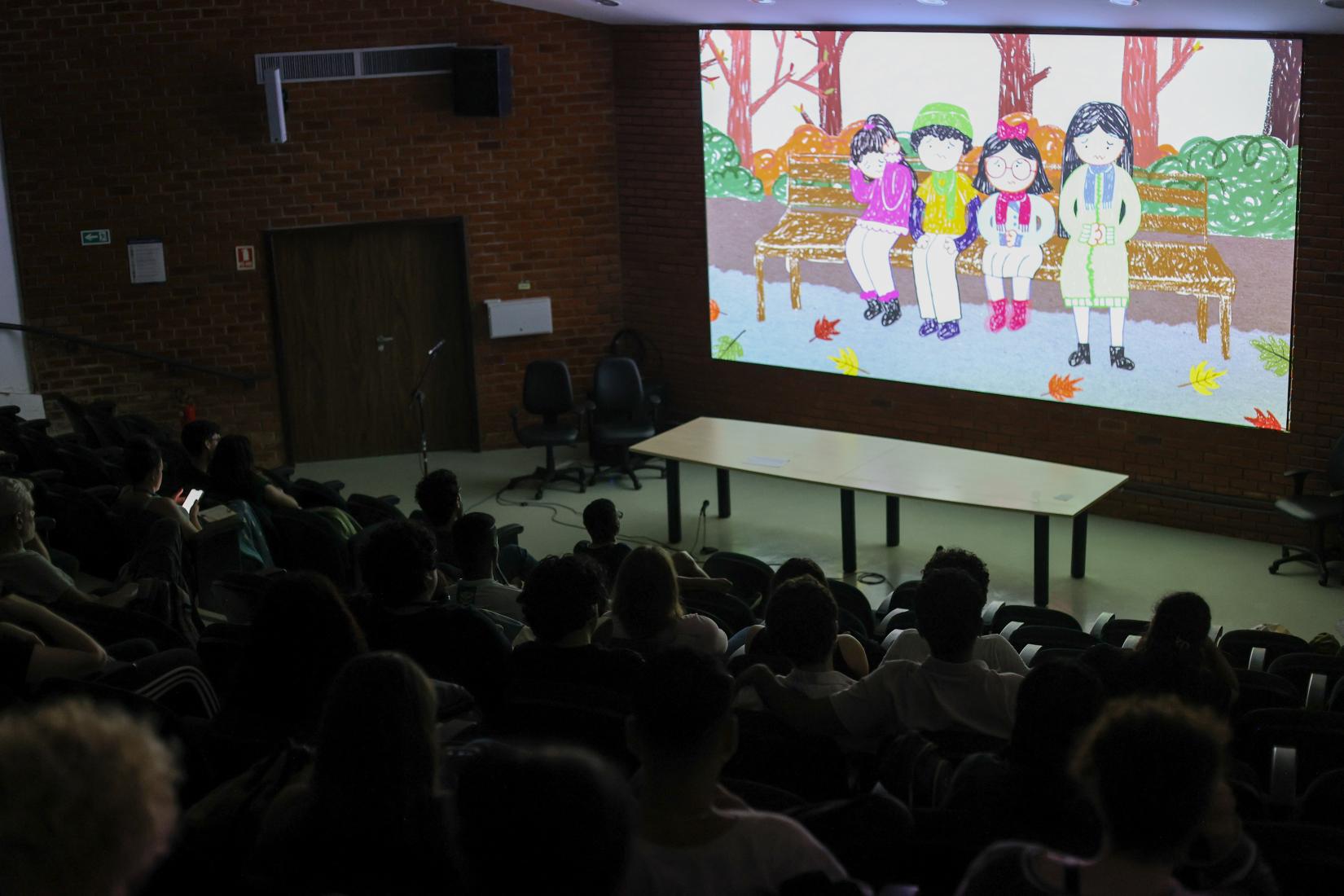 Cine debate reúne migrantes e estudantes na UNB.