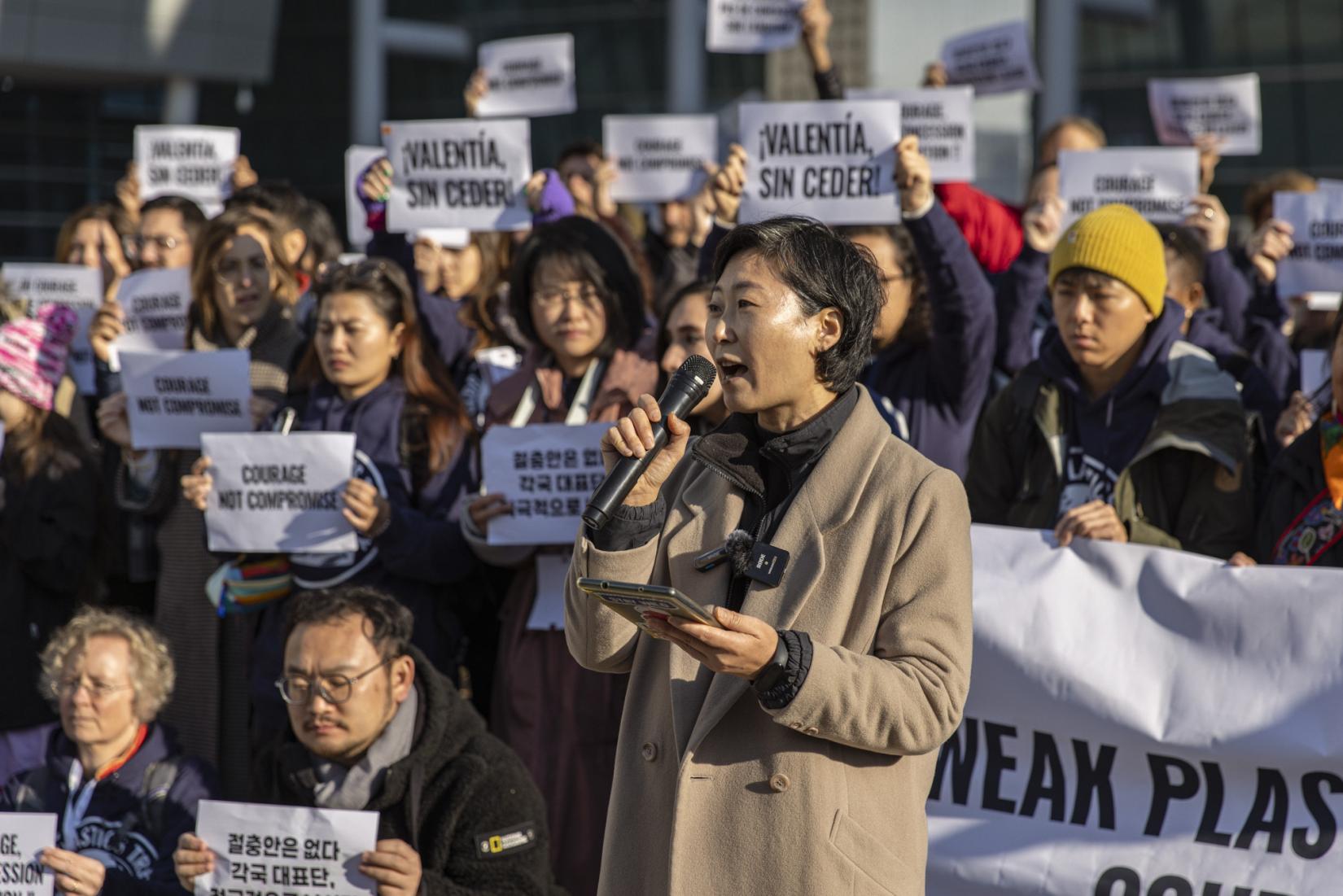 Protesto de grupos da sociedade civil pedindo um acordo mais forte e juridicamente vinculativo sobre plásticos, em 29 de novembro de 2024, em Busan, na Coreia do Sul. 