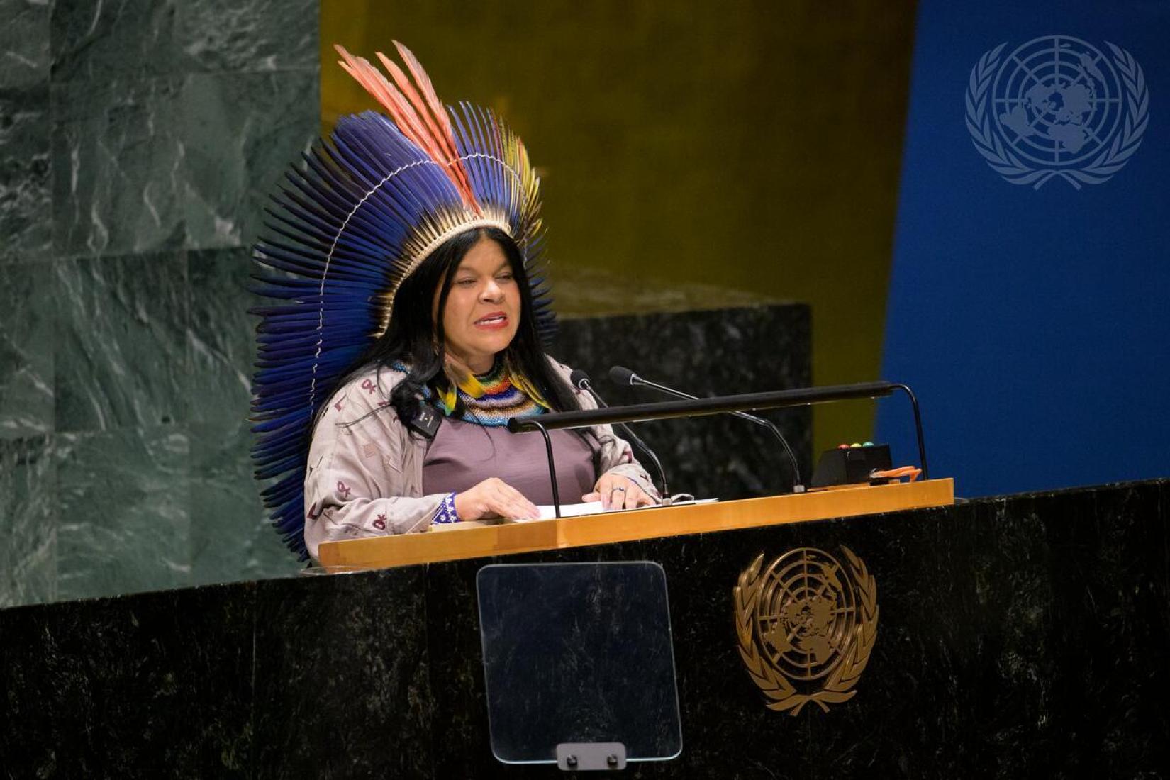 A ministra brasileira dos Povos Indígenas, Sonia Guajajara, discursa no evento de abertura da 23ª Sessão do Fórum Permanente sobre Questões Indígenas, em 15 de abril de 2024, na sede da ONU em Nova Iorque. 