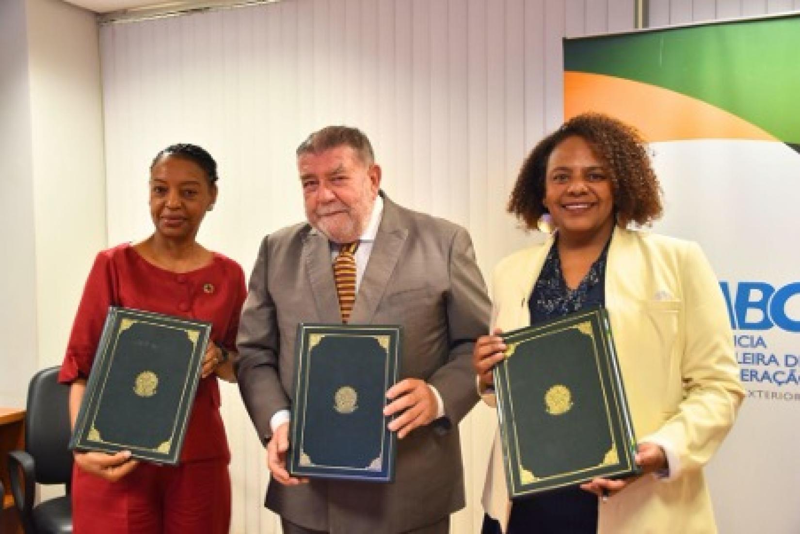 UNFPA, ABC e Ministério da Igualdade Racial firmam acordo histórico para fortalecer o Plano Juventude Negra Viva. Os três participaram nesta sexta-feira (6), em Brasília, da assinatura do acordo que marca um compromisso para promover os direitos e reduzir desigualdades enfrentadas pela juventude negra no Brasil. Descrição da foto: Da esquerda para a direita: Florbela Fernandes, Representante do UNFPA Brasil; Embaixador Ruy Pereira, Diretor da Agência Brasileira de Cooperação (ABC); e Márcia Lima, Secretária